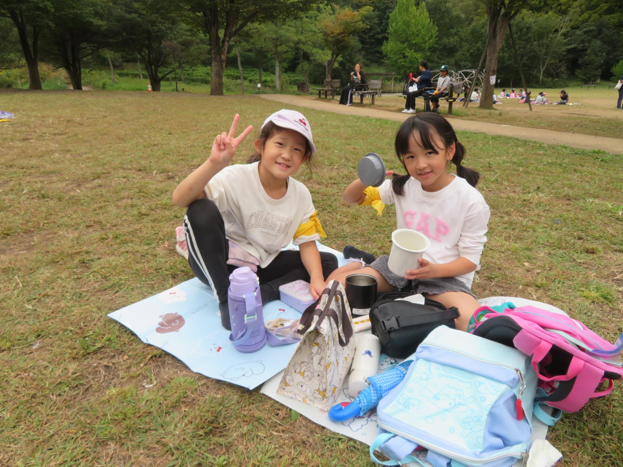 お弁当を食べている女の子の写真
