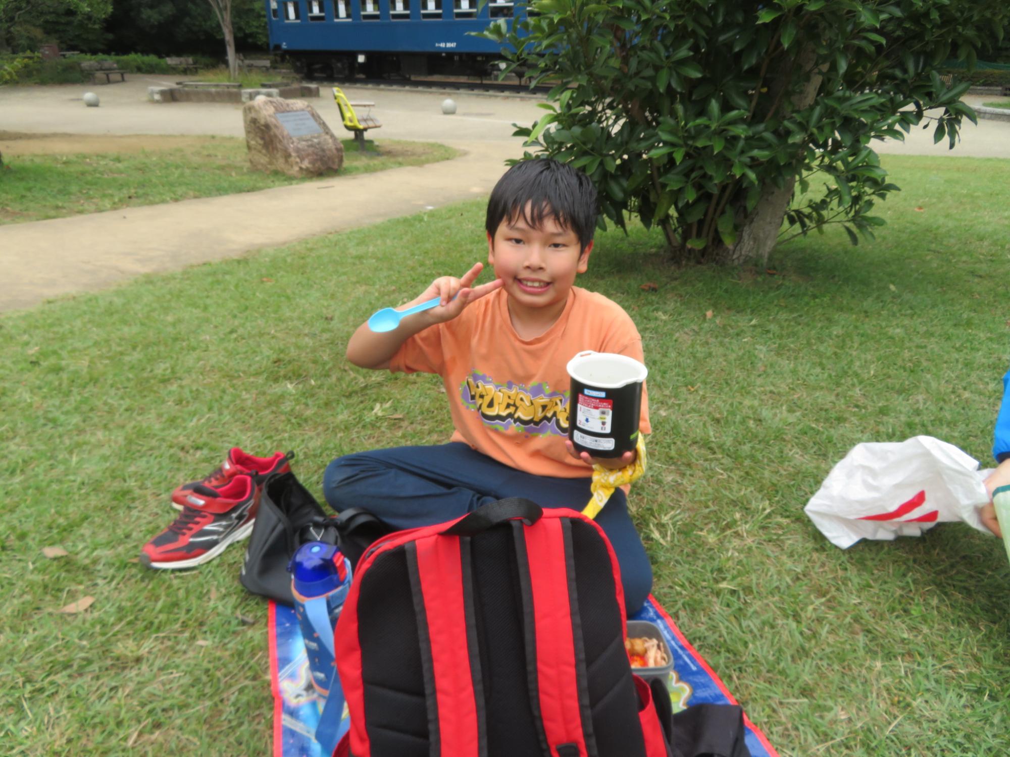 お弁当を食べている男の子の写真