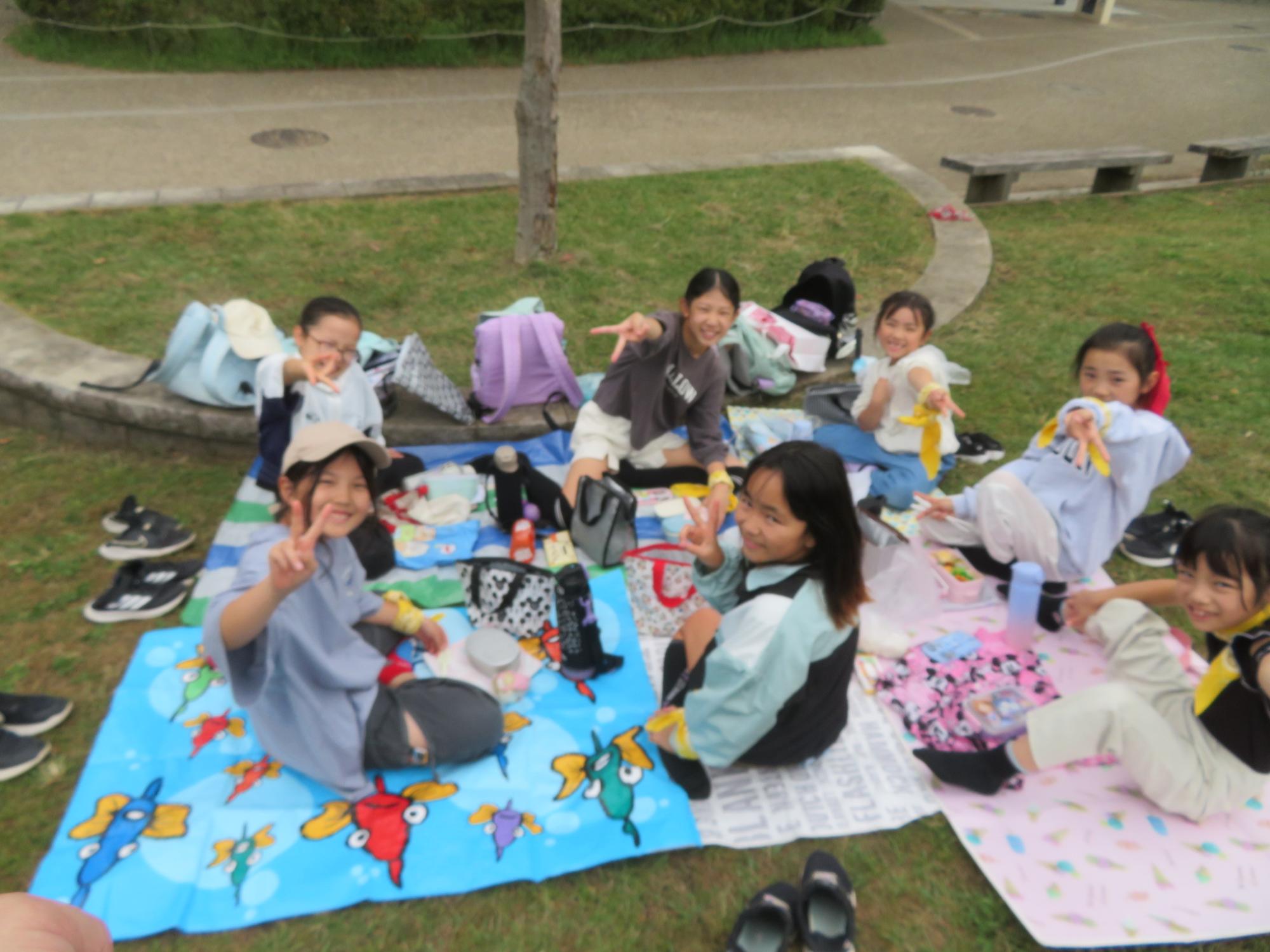 お弁当を食べている女の子たちの写真