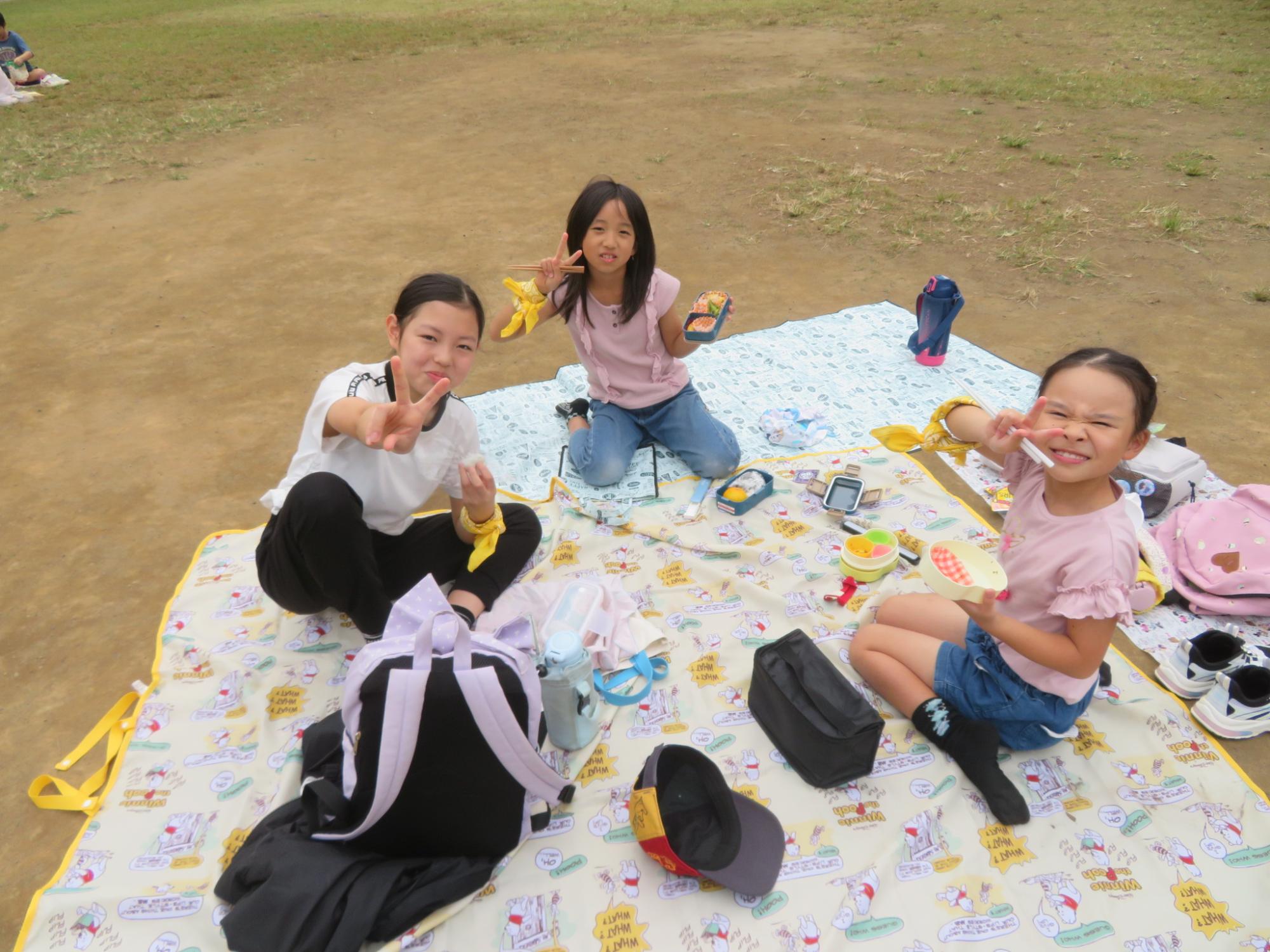 お弁当を食べている女の子3人組の写真