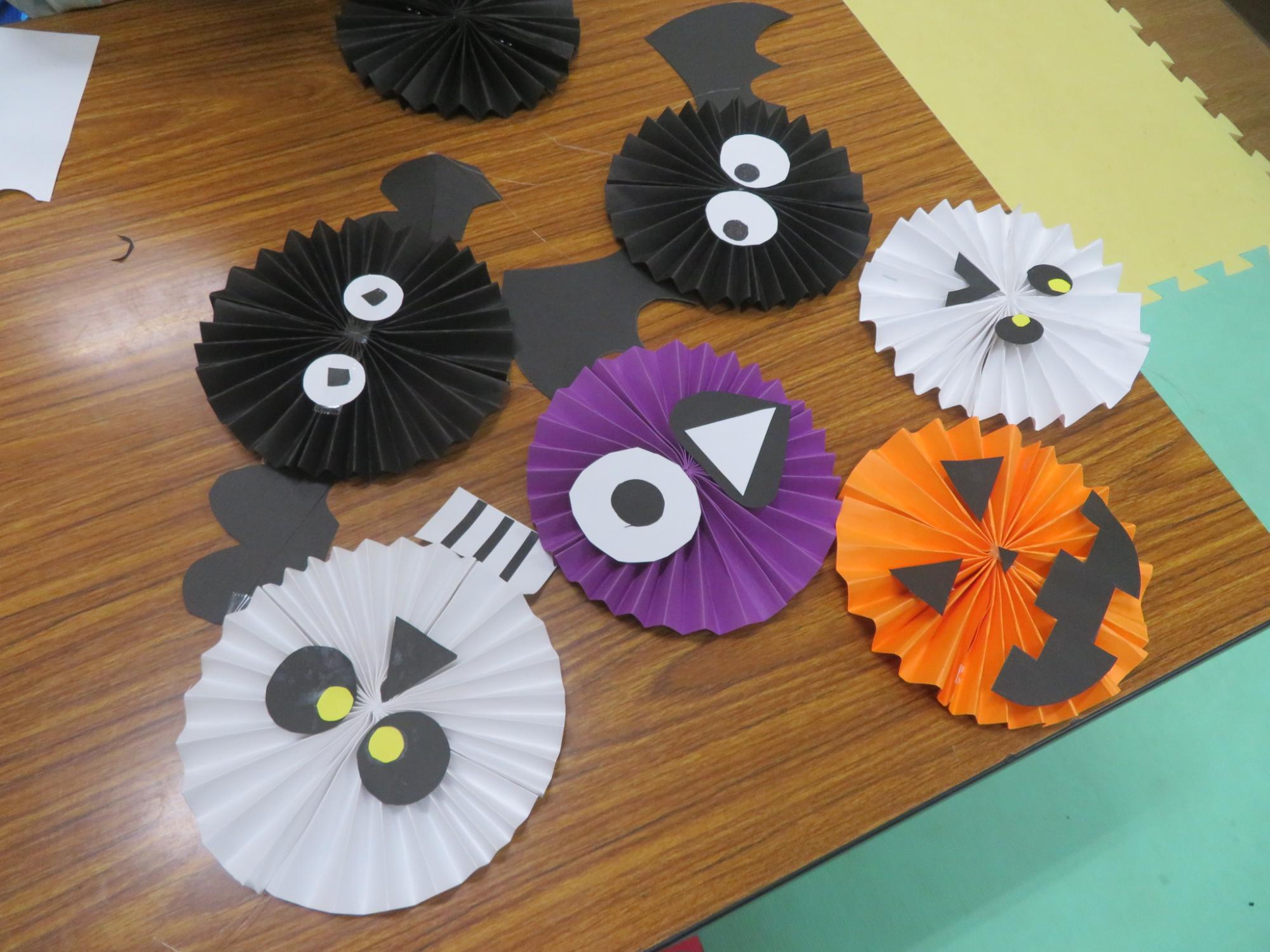 コウモリ、ガイコツ、カボチャなど、いろいろなペーパーファンの完成写真。