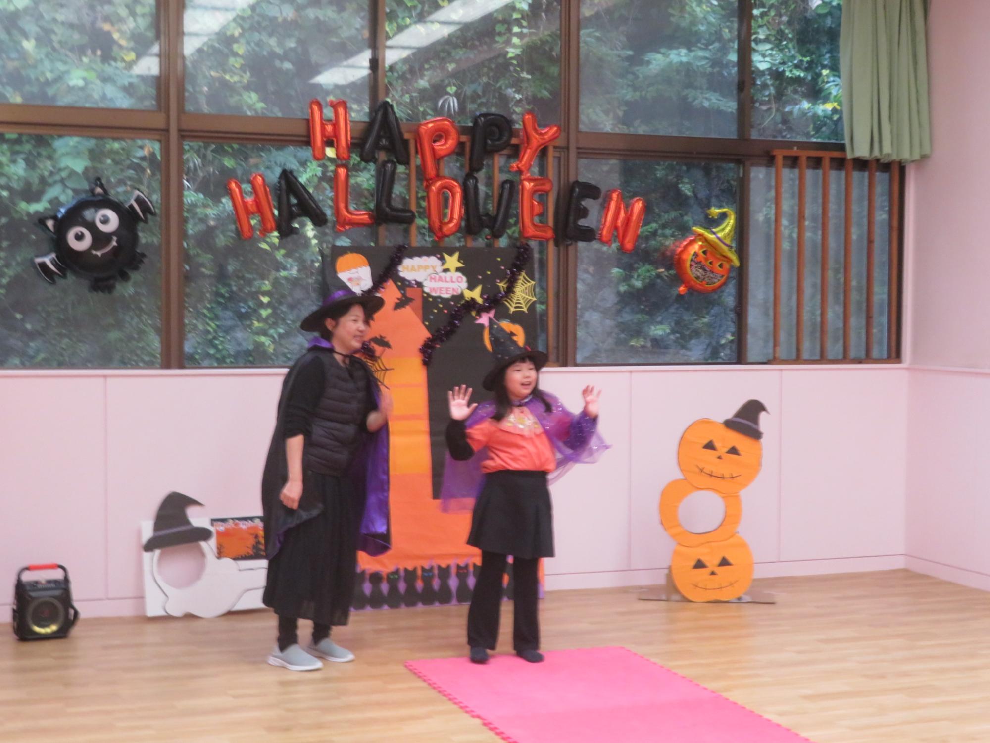 スタッフと子どもが一緒にランウェイを歩いている写真