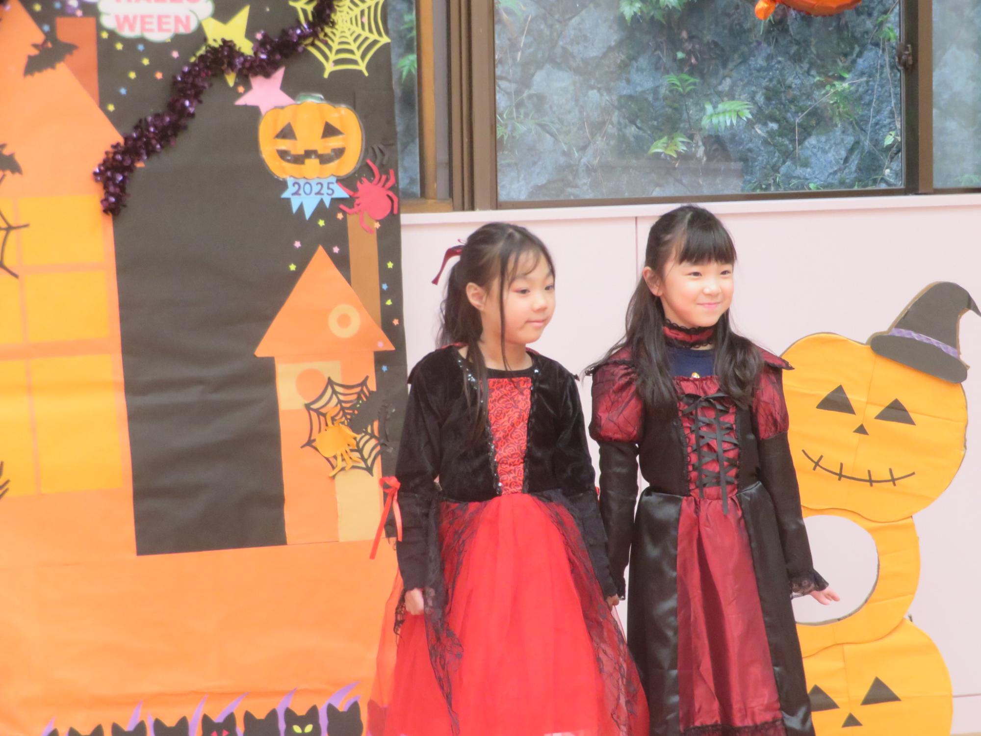 仮装した女の子2名の写真