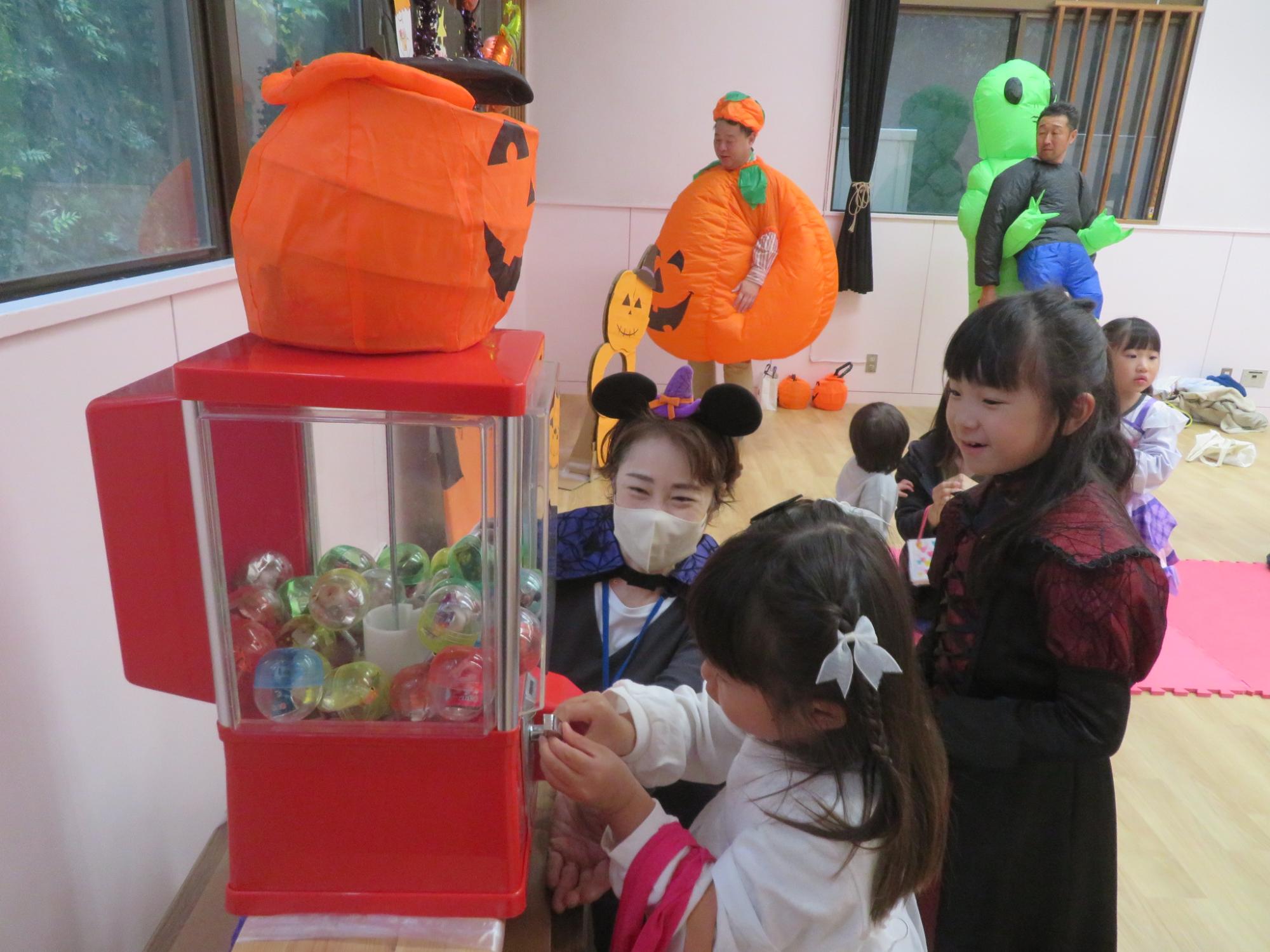 ガチガチャでお菓子をゲットしている写真