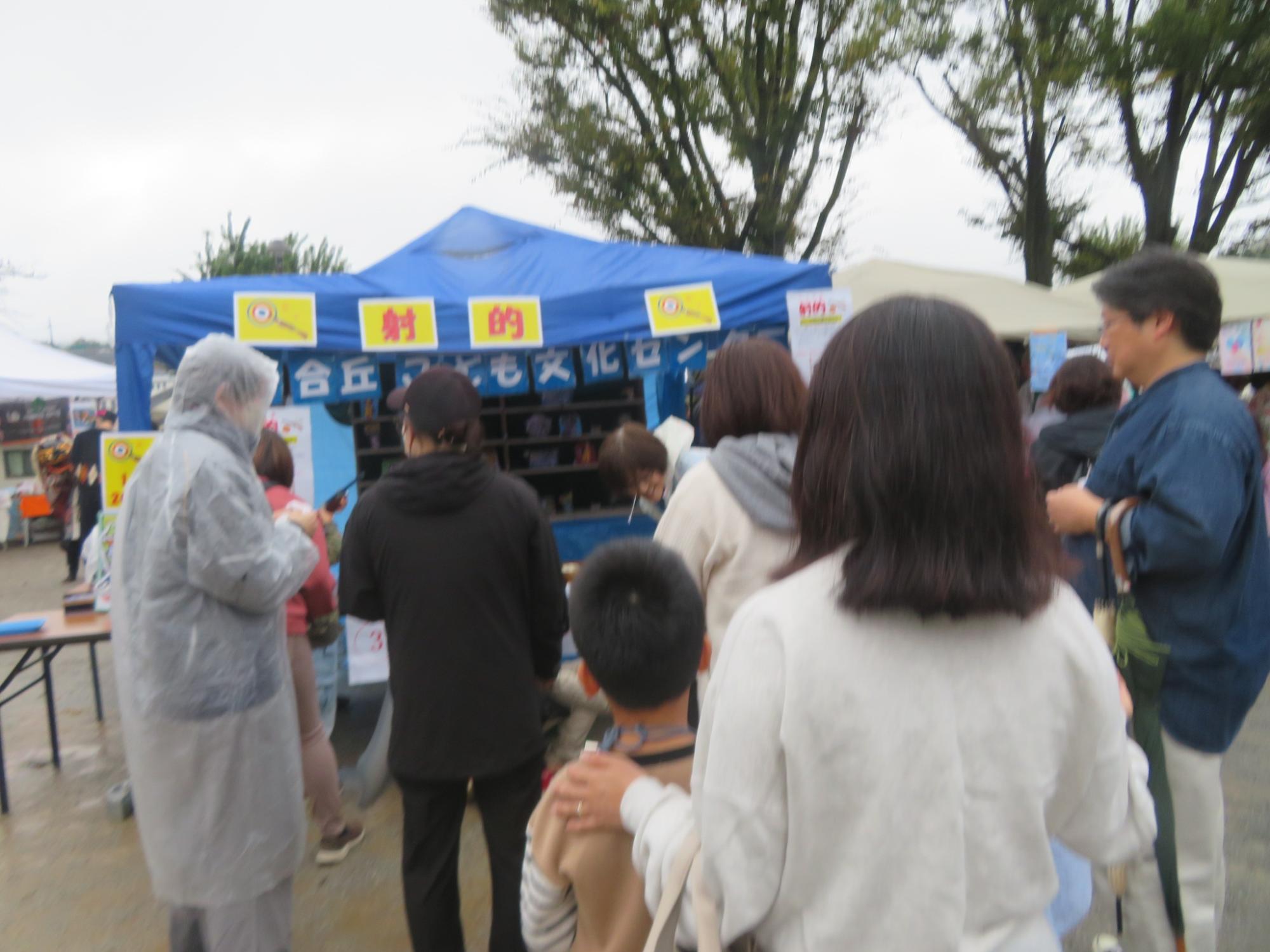 射的ブースに人が並んでいる写真