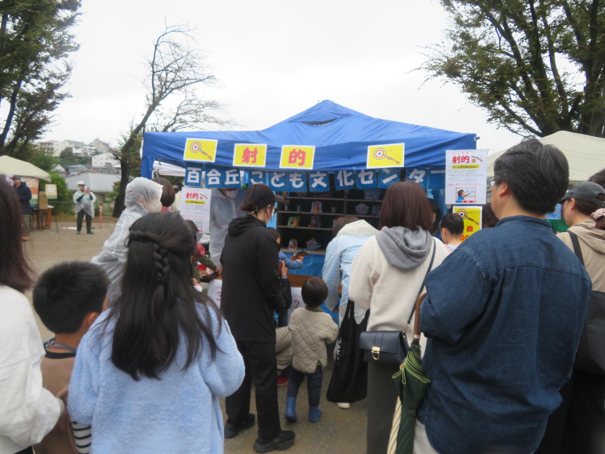 射的ブースに人が並んでいる写真