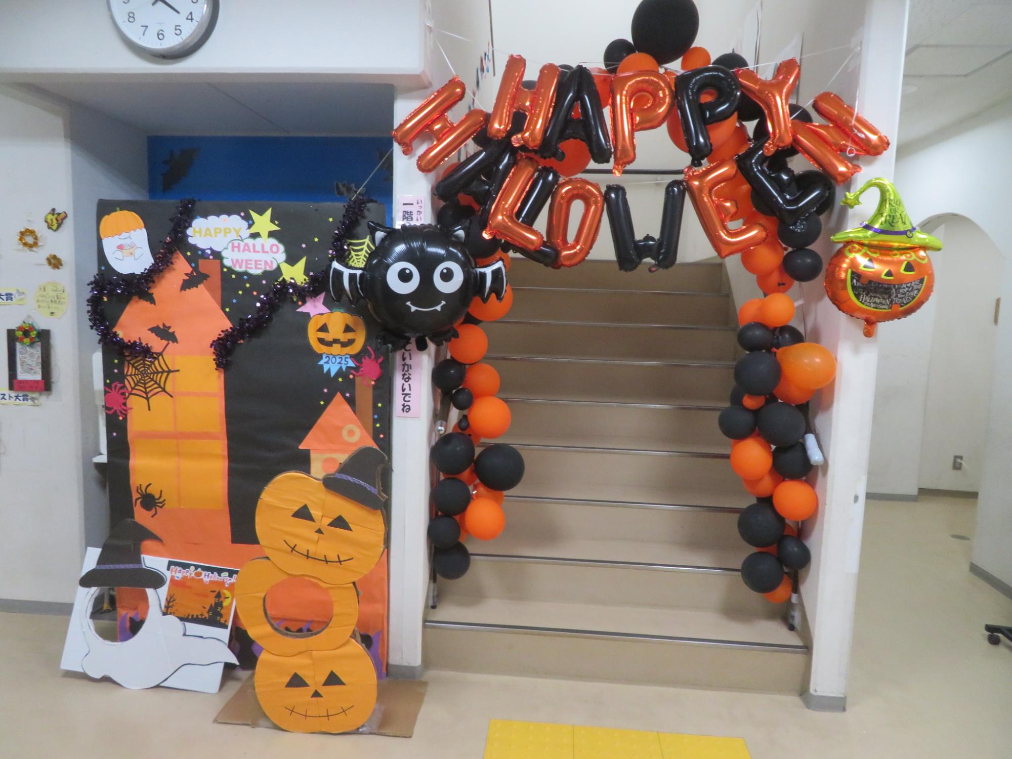 玄関前に設置したハロウィンフォトスポットの写真