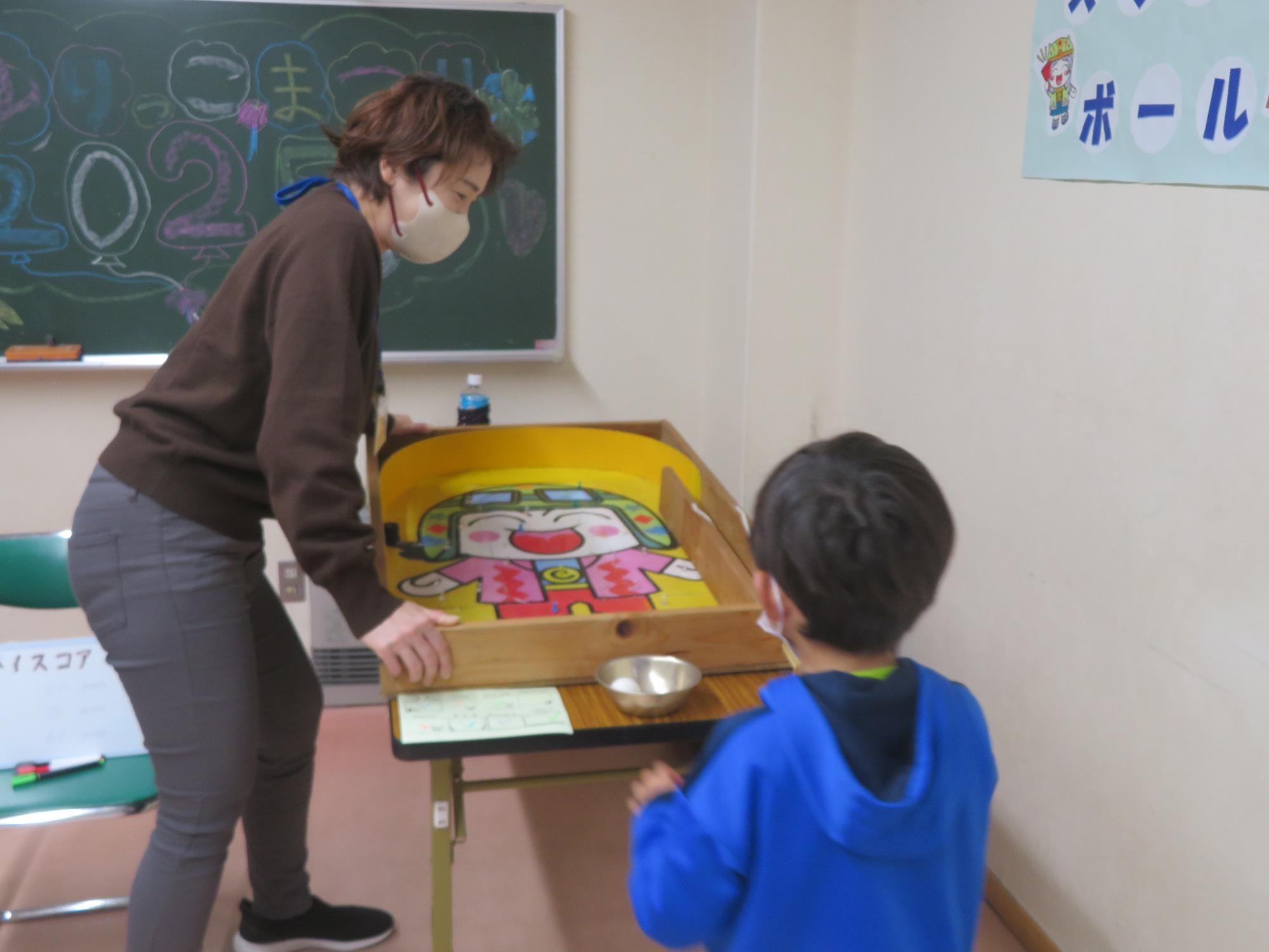 こどもゲームコーナでスマートボールを楽しんでいる子どもたちの写真