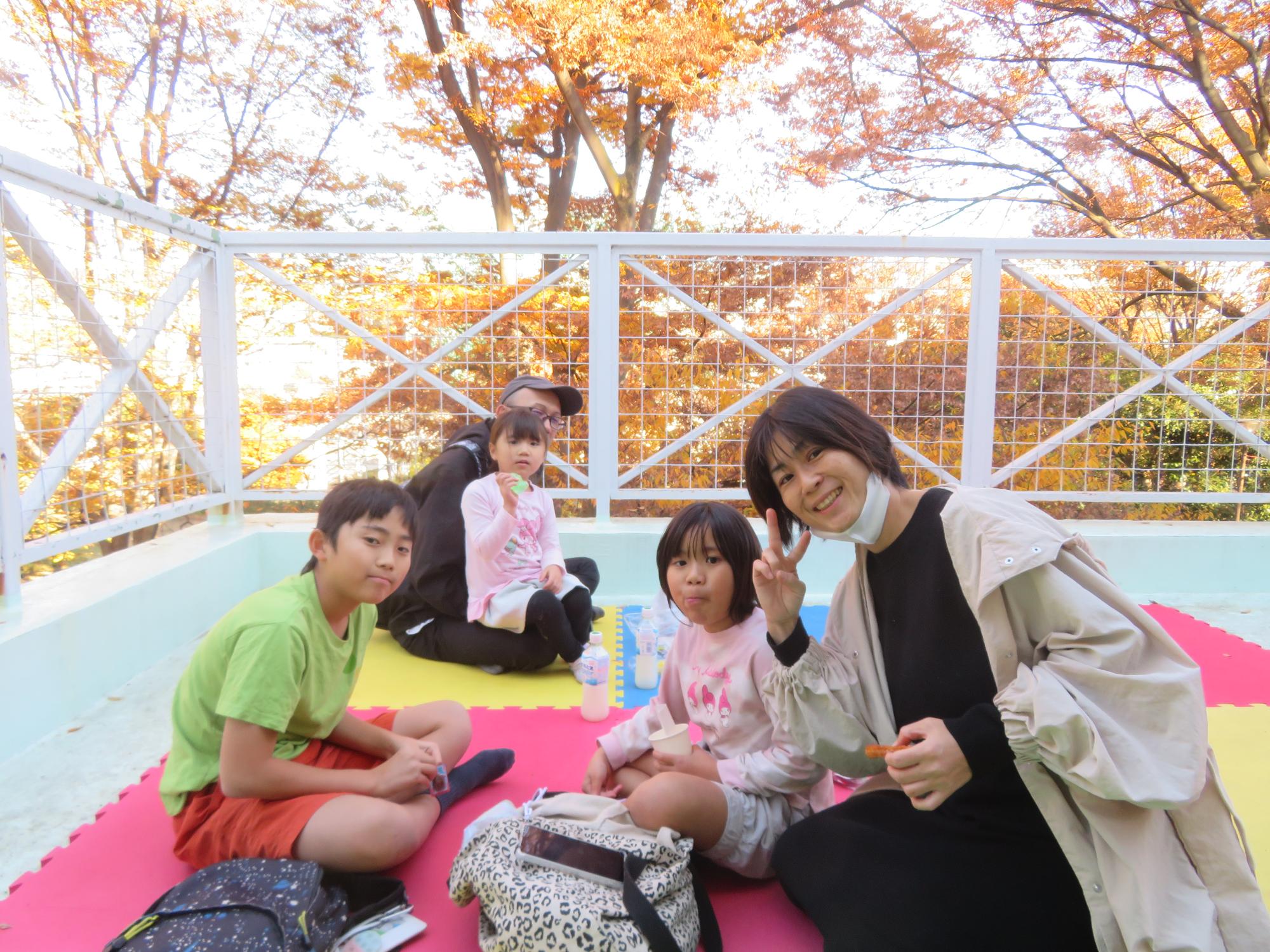 2階テラス席で休憩している親子の写真