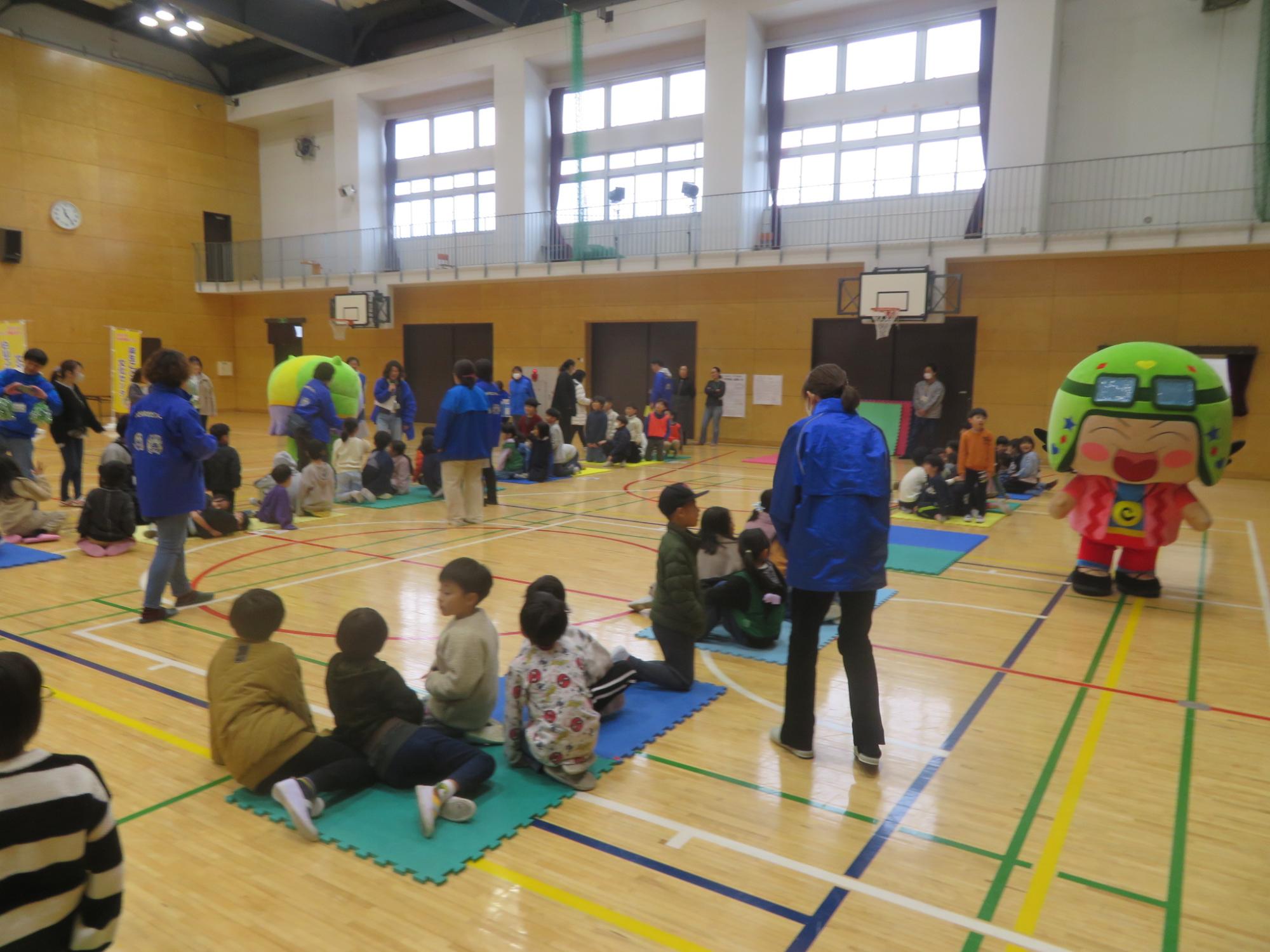 人間マンカラをしている写真