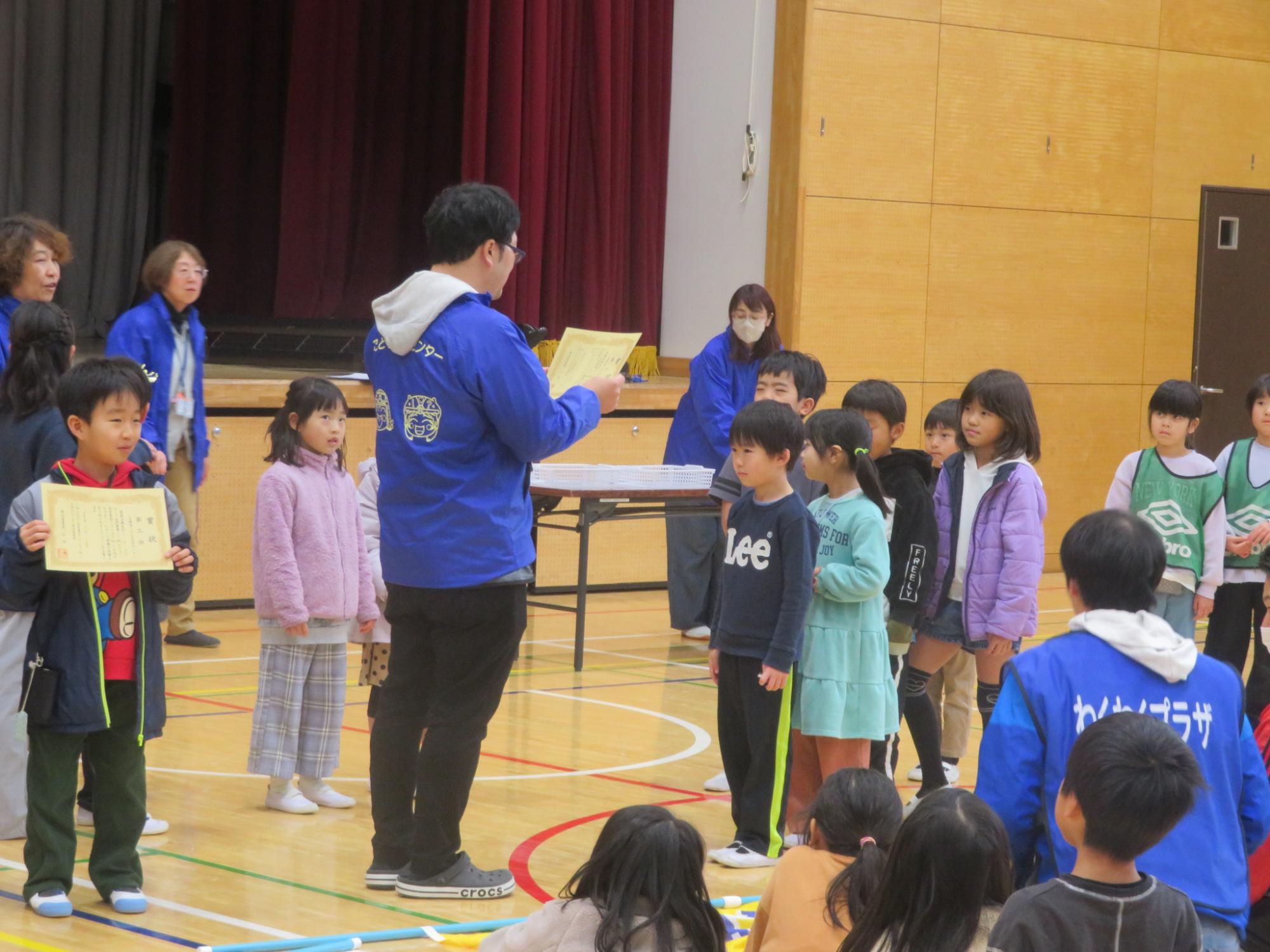 百合丘こども文化センターが優勝し男の子が表彰されている写真