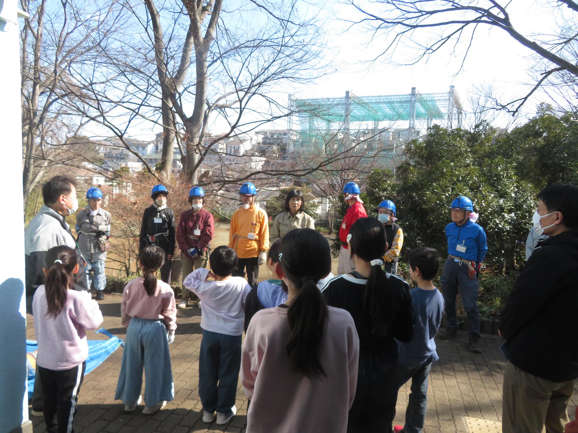 グリーンボランティア活動開始前にお話ししている写真