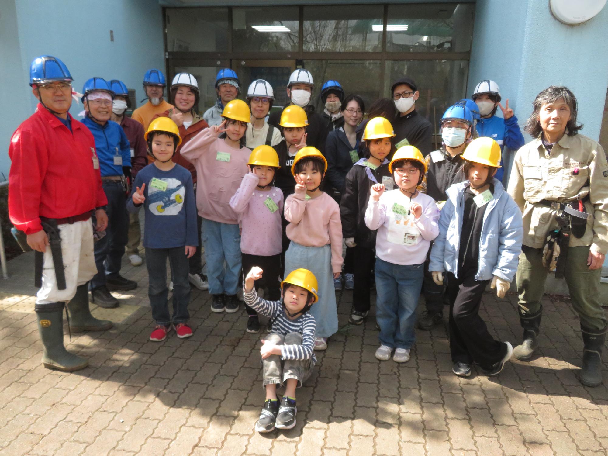 グリーンボランティアの参加者で集合写真