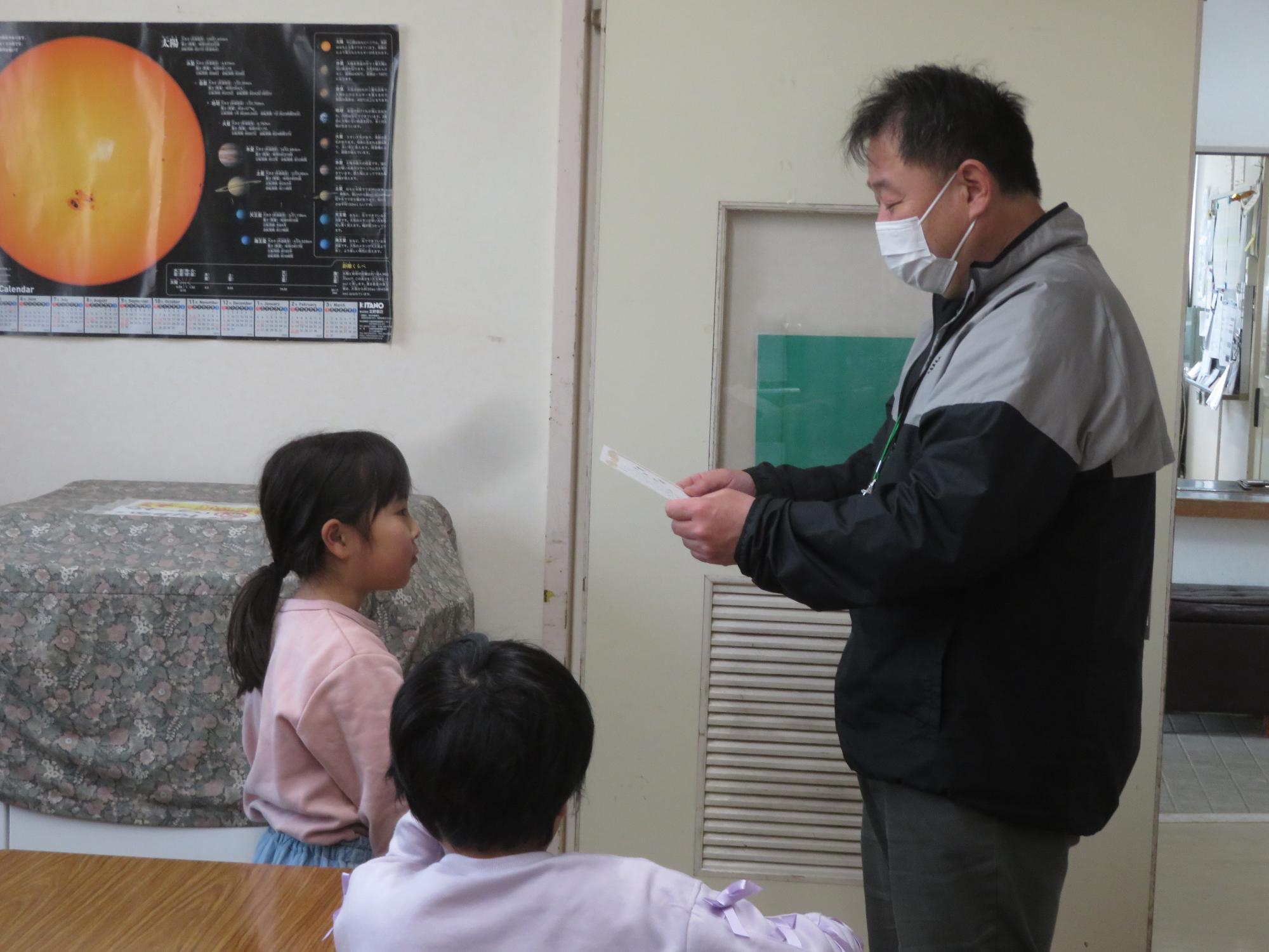 皆勤賞の表彰をしている写真