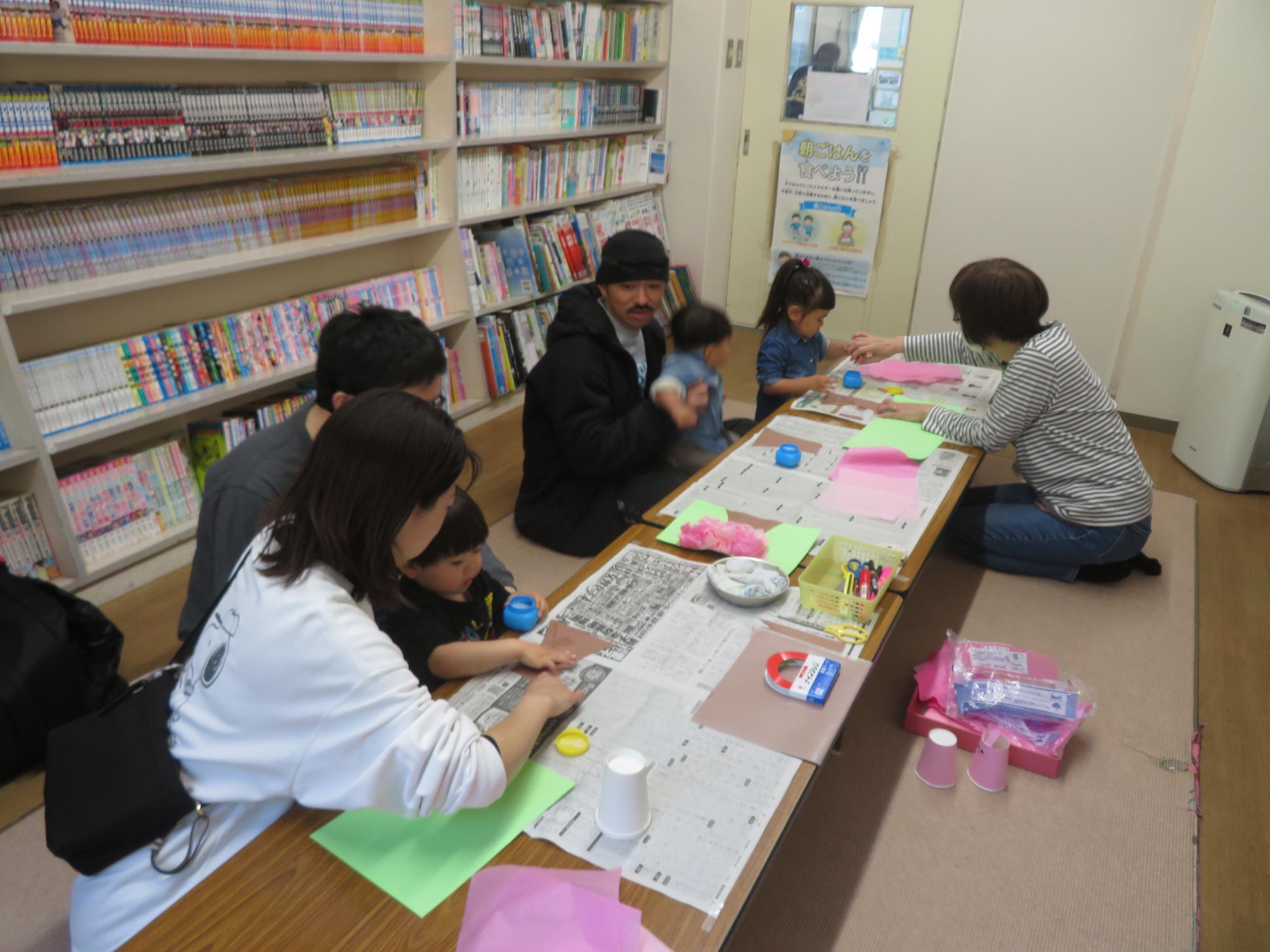 工作をしている幼児親子の写真