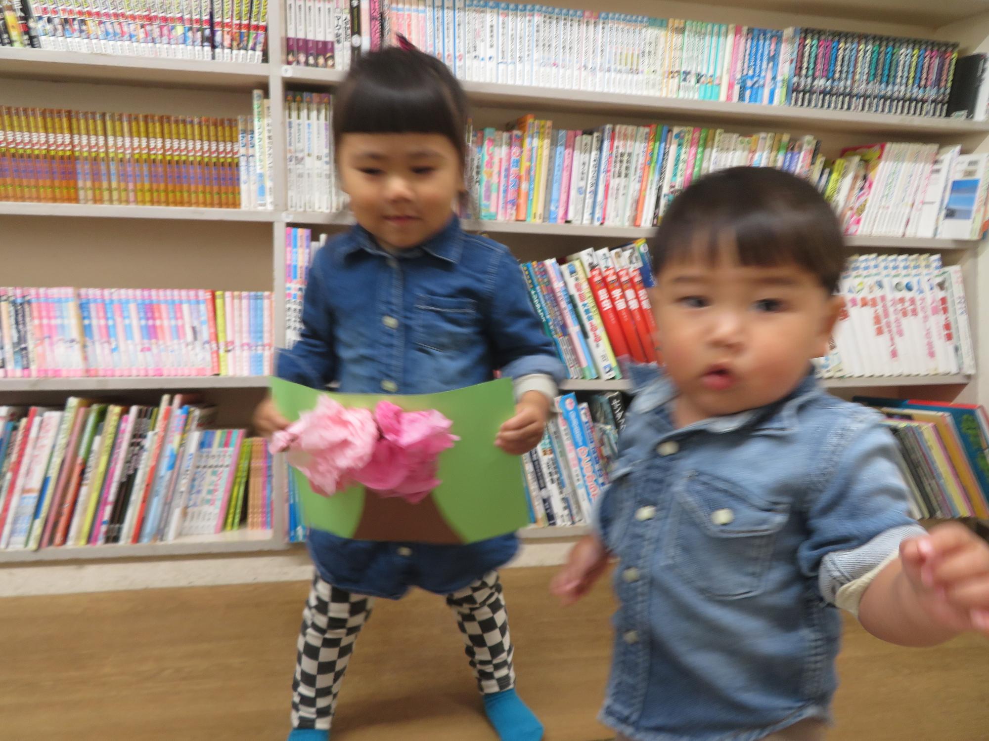完成した、工作を持ってポーズしている幼児の写真