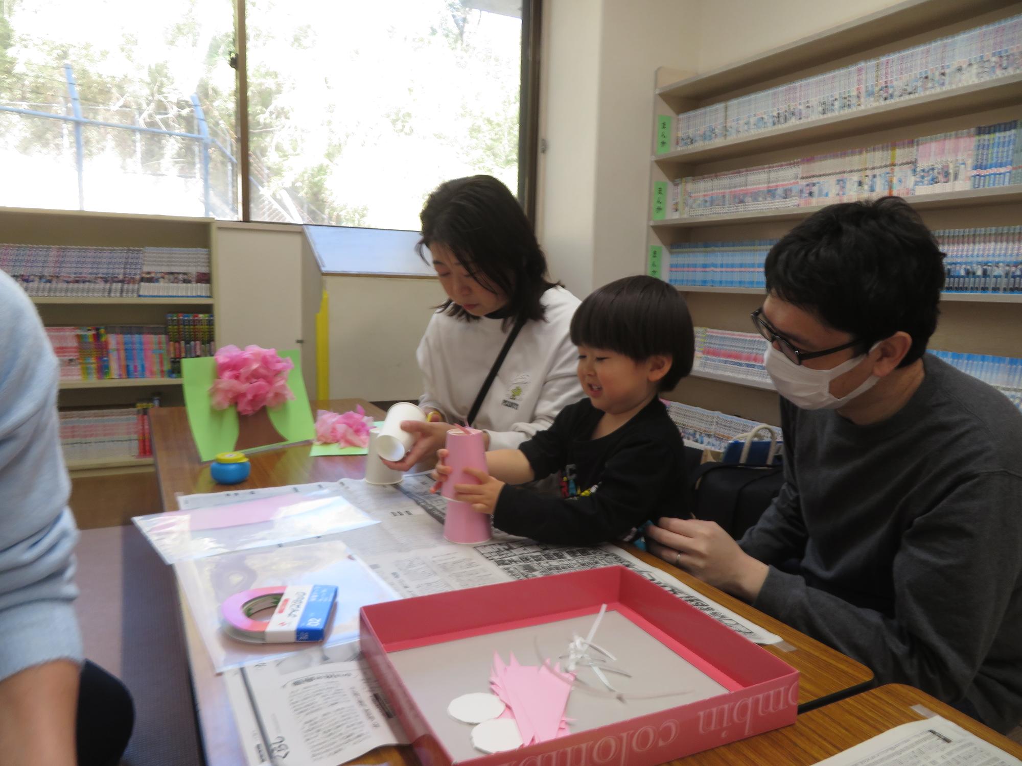 工作をしている幼児親子の写真