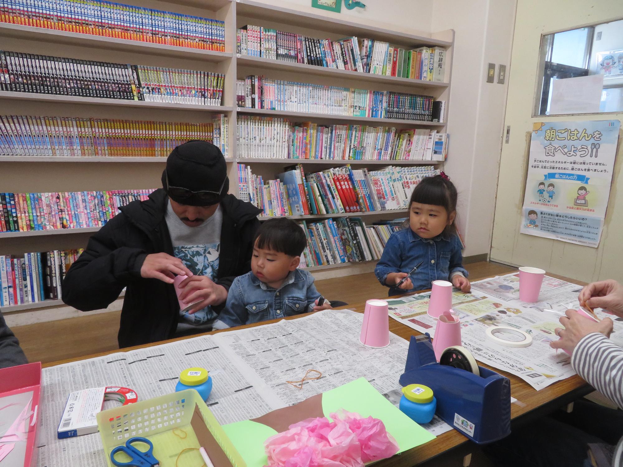 工作をしている幼児親子の写真