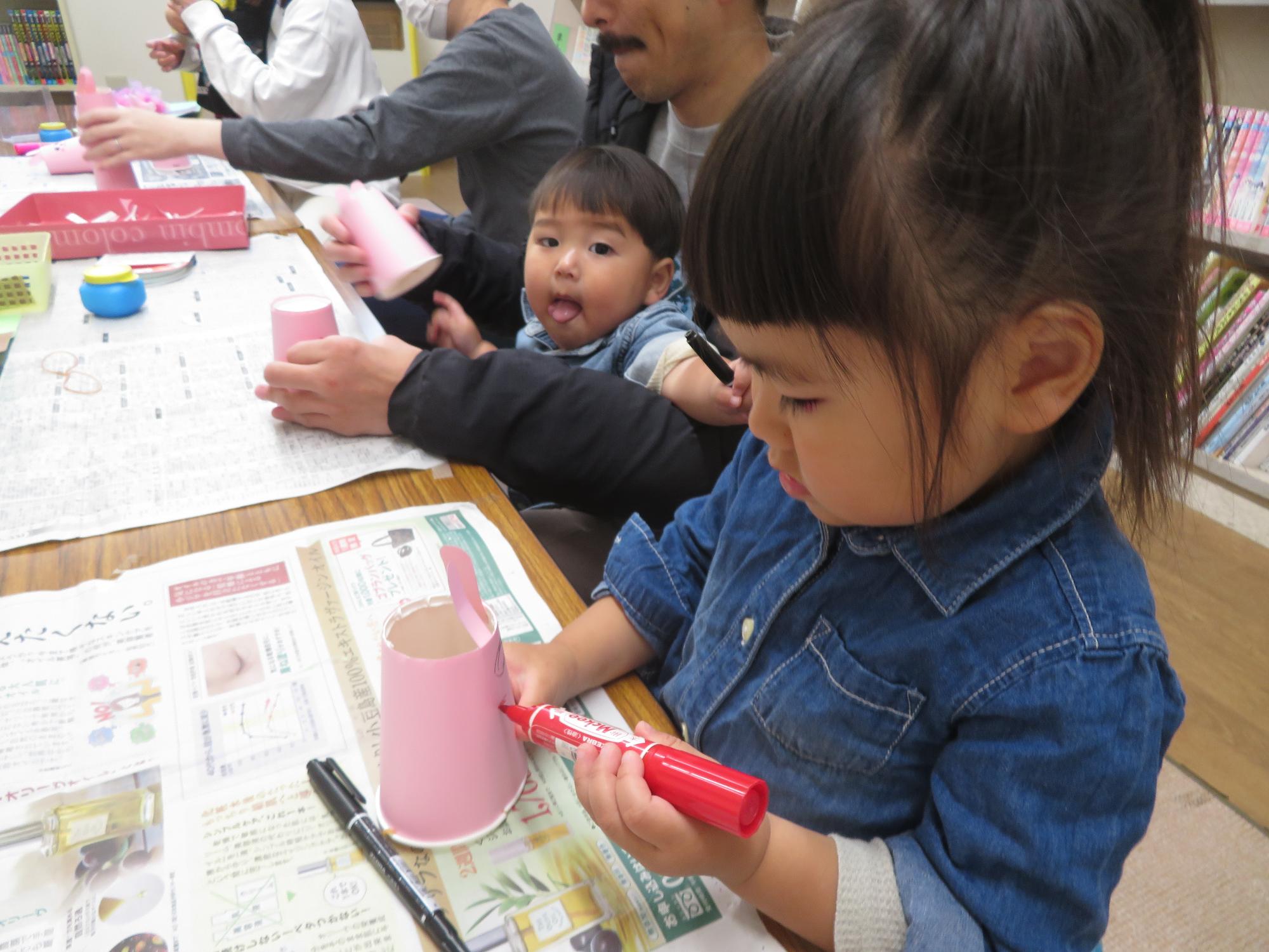 工作をしている幼児の写真