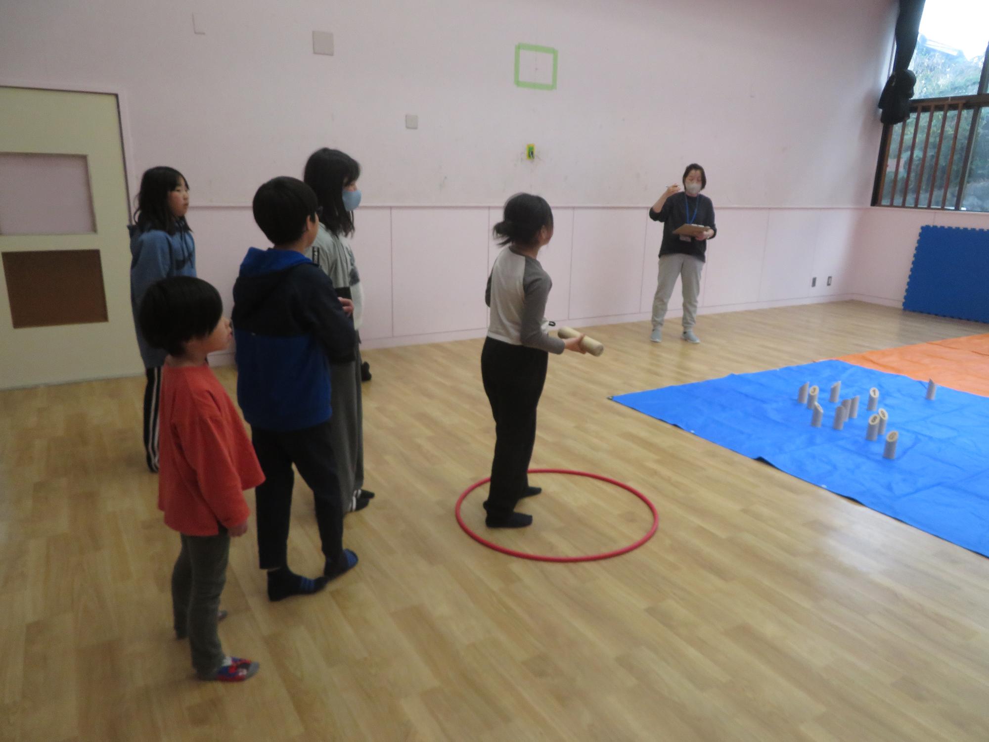 モルックを投げようとしている子どもたちの写真