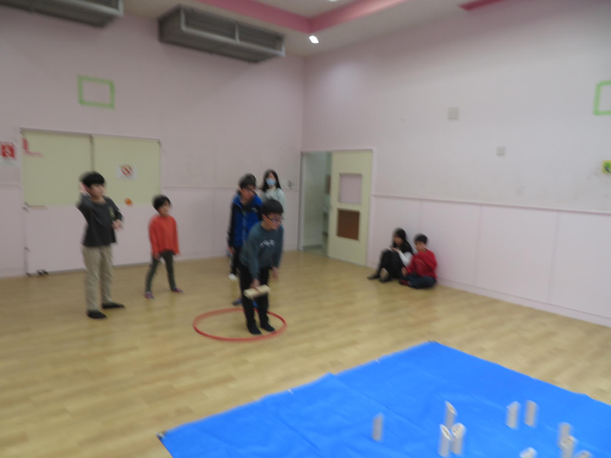 モルックを投げている子どもたちの写真