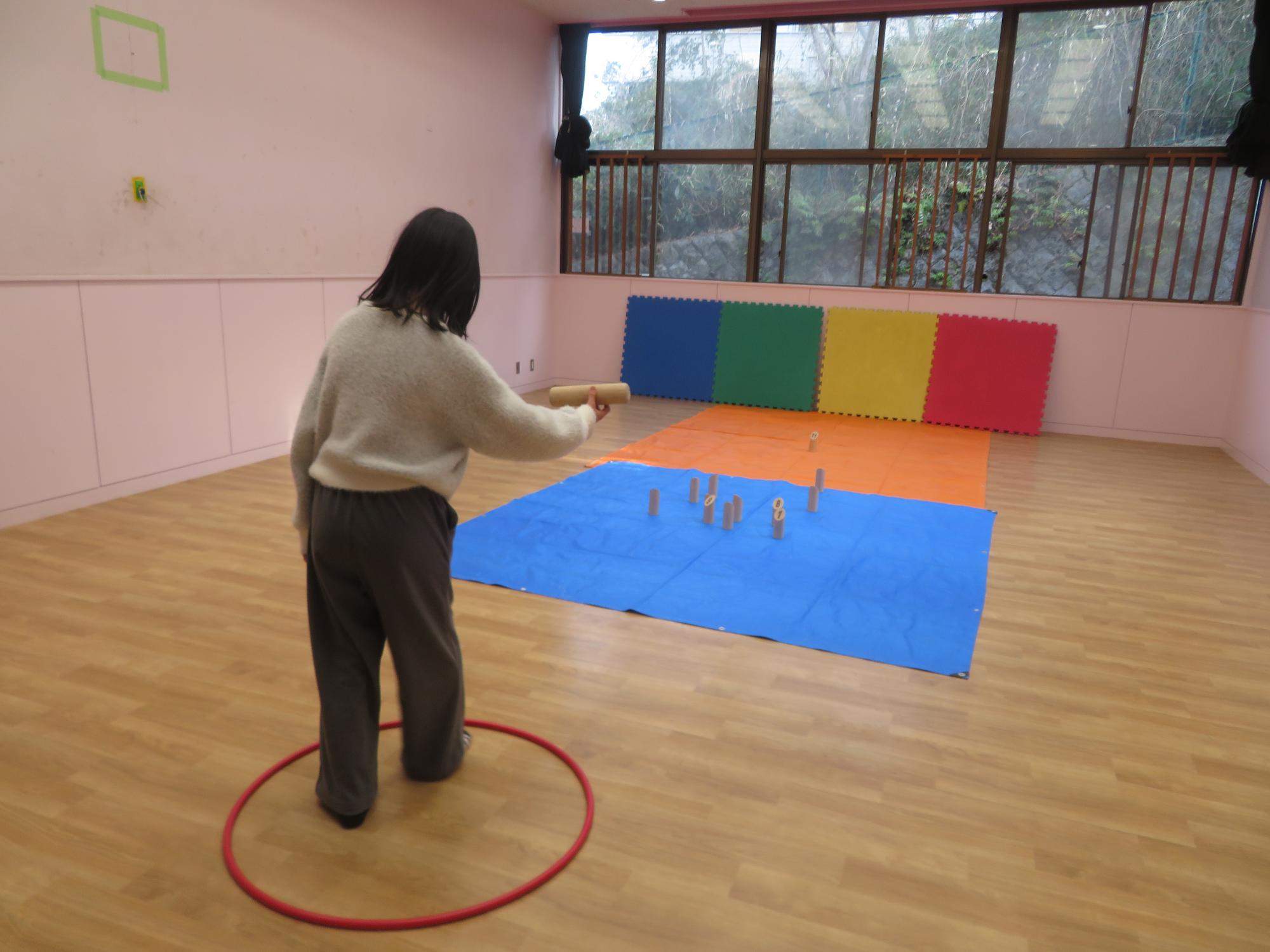 モルックを投げているこどもの写真