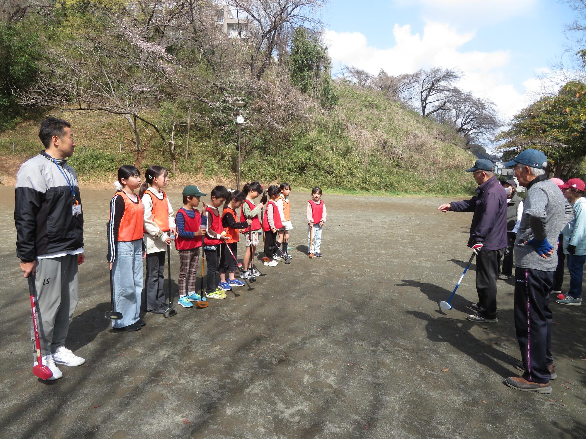 グランドゴルフ開始前に講師から説明を受けている写真