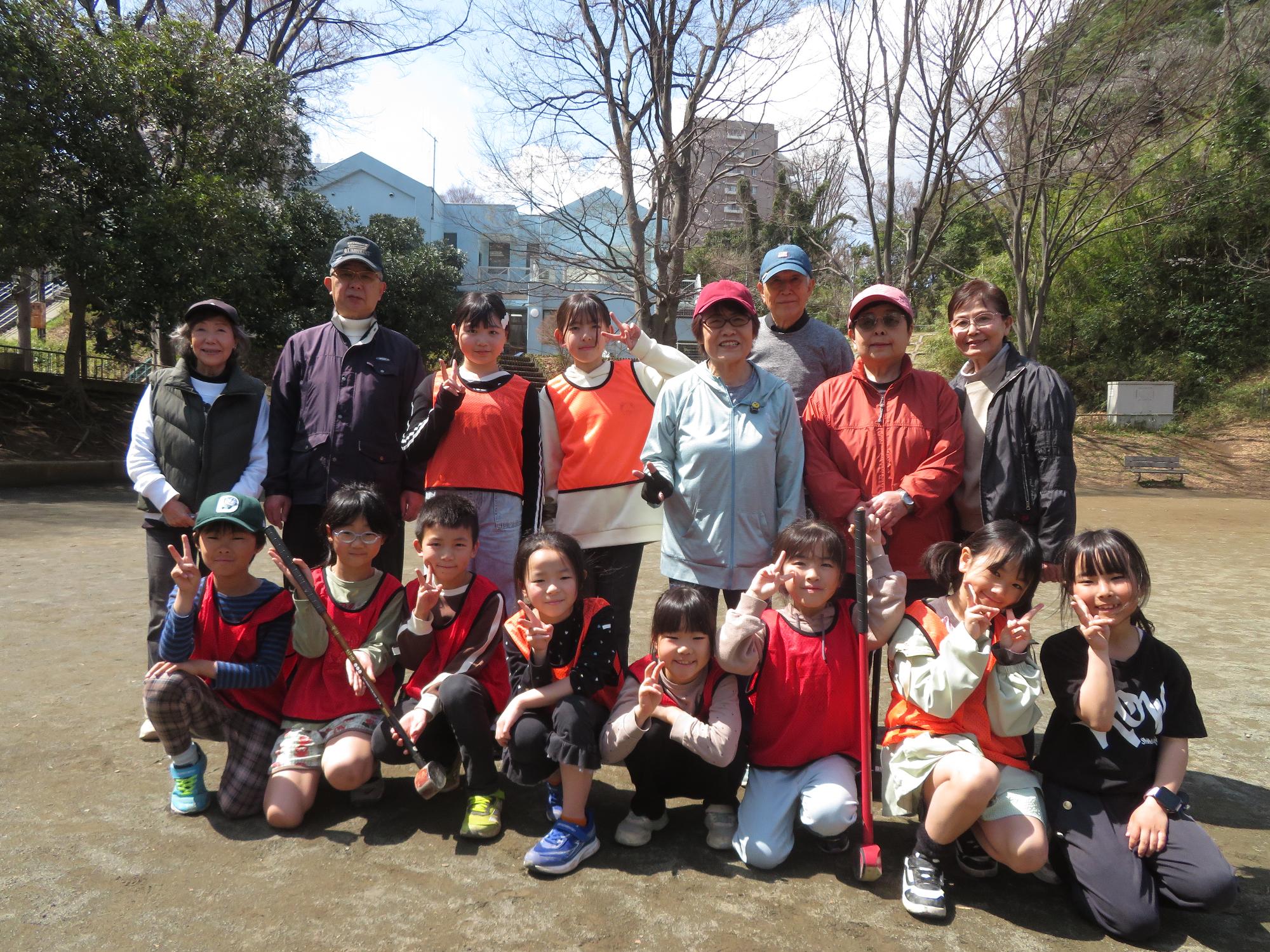 先生と参加した児童で集合写真