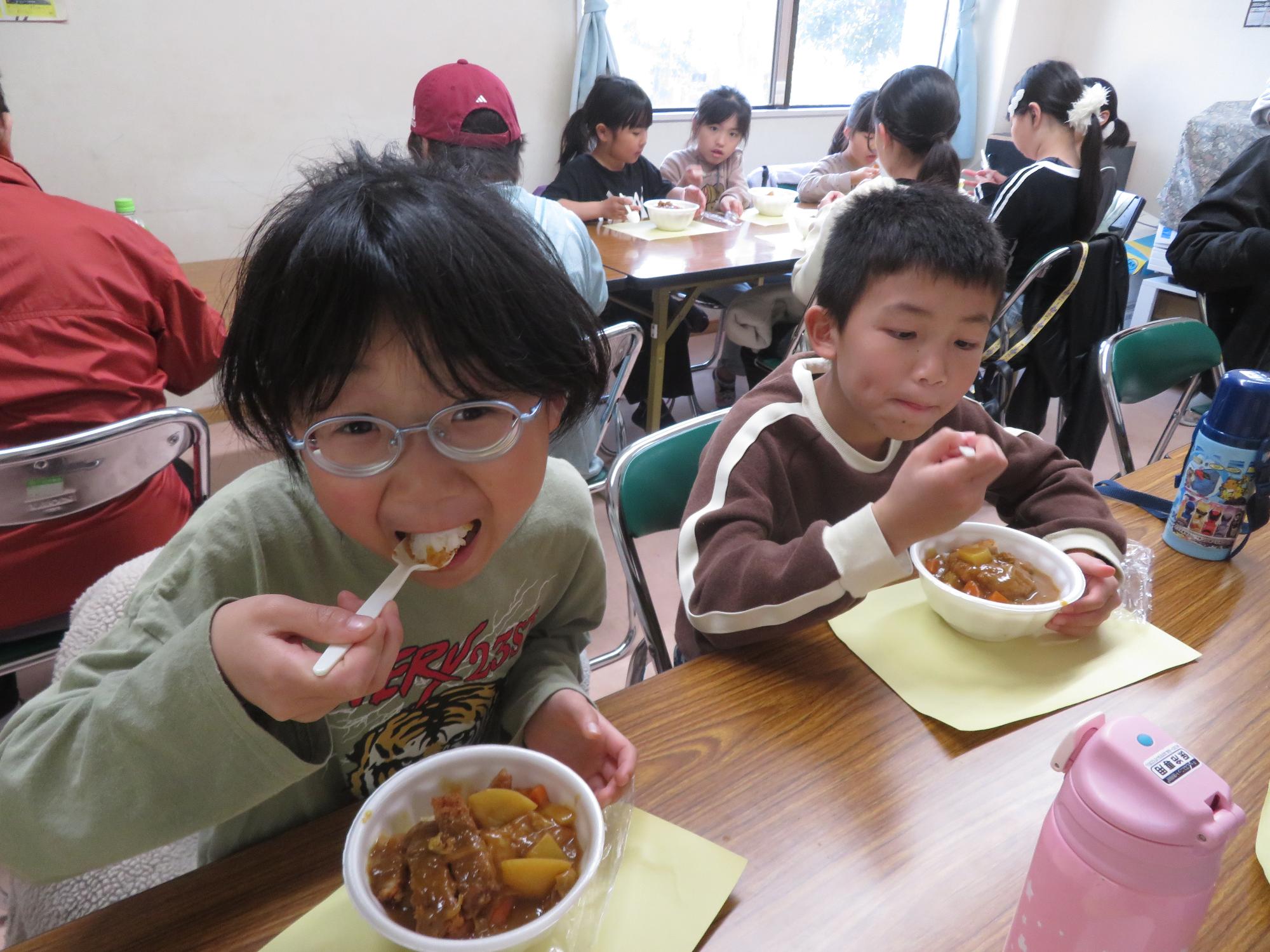 カレーを食べている小学生の写真