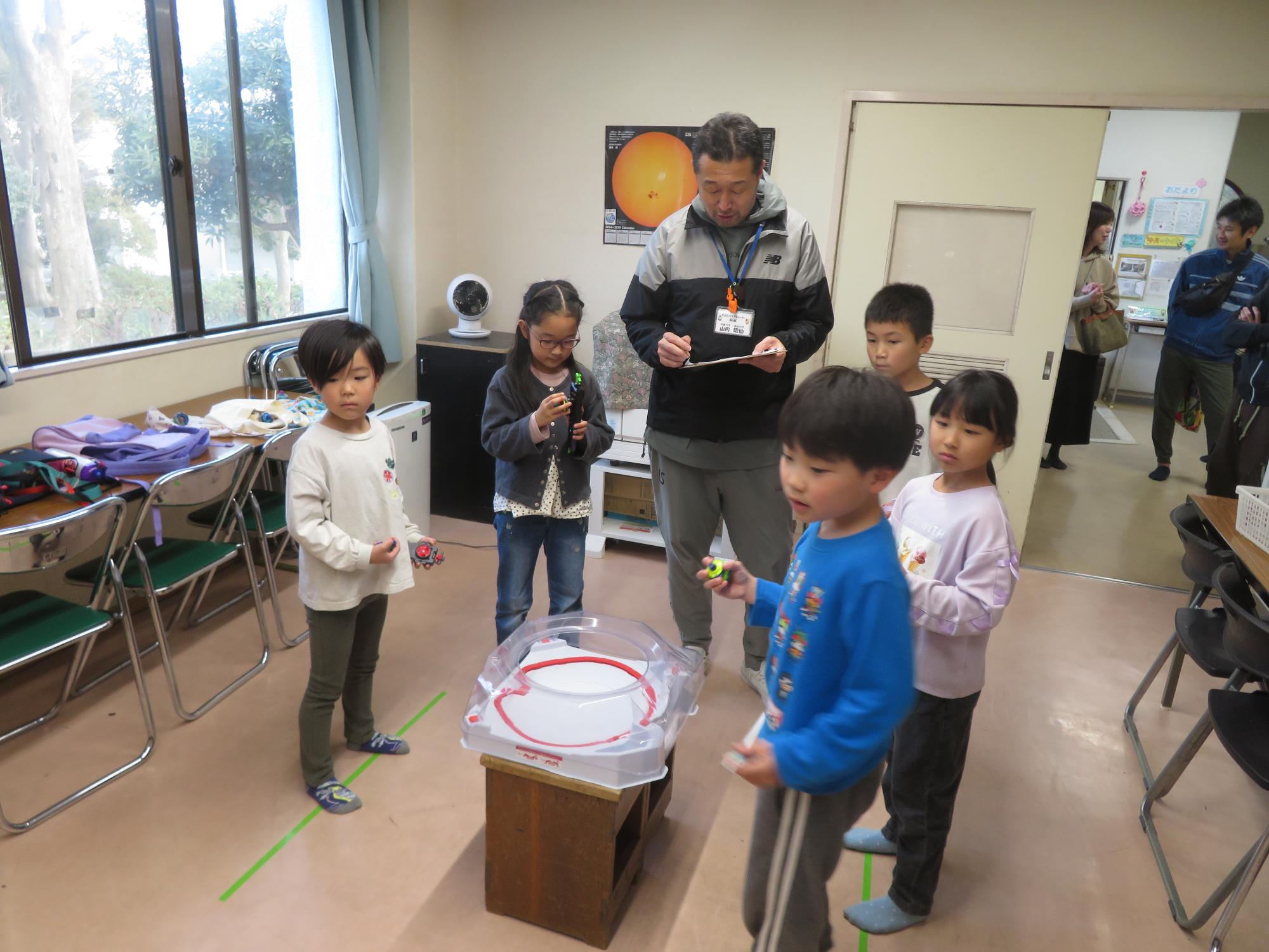 ベイブレード体験を始める前の小学生と館長の写真
