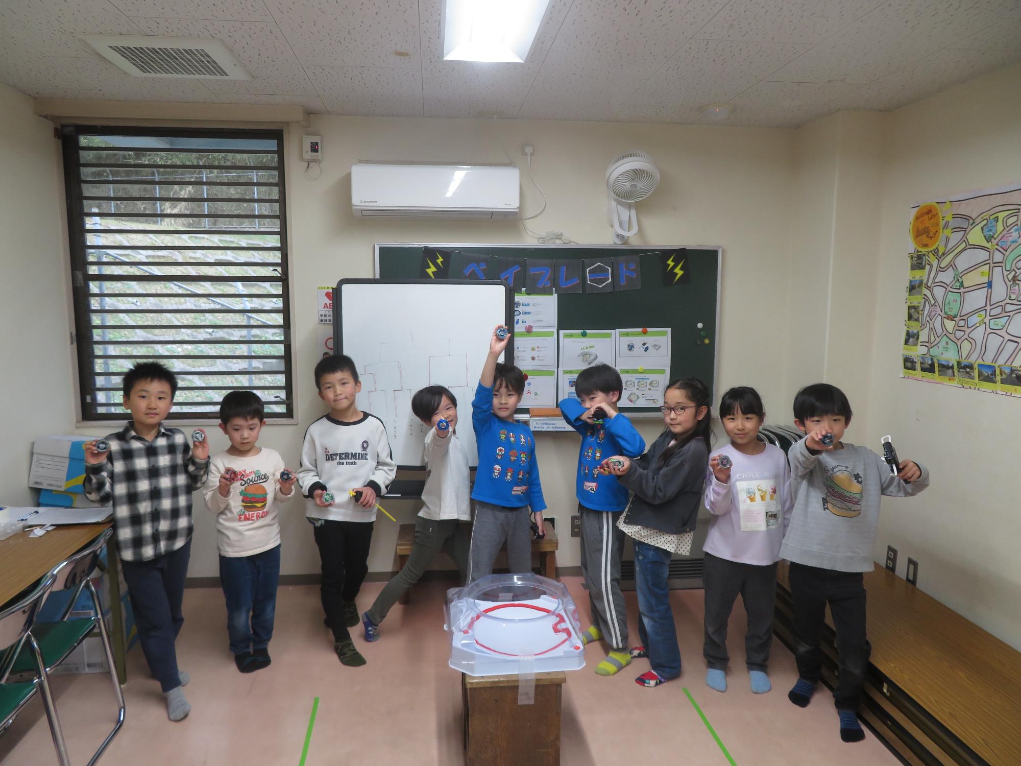 参加した小学生全員でポーズしている写真