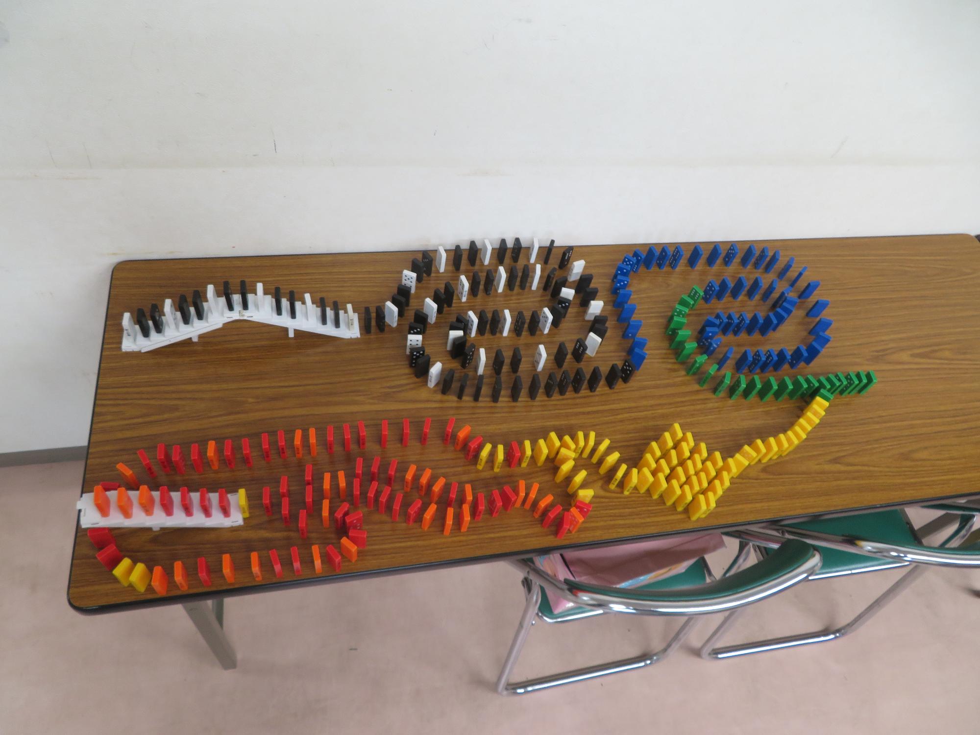 ドミノで長い作品を作った様子