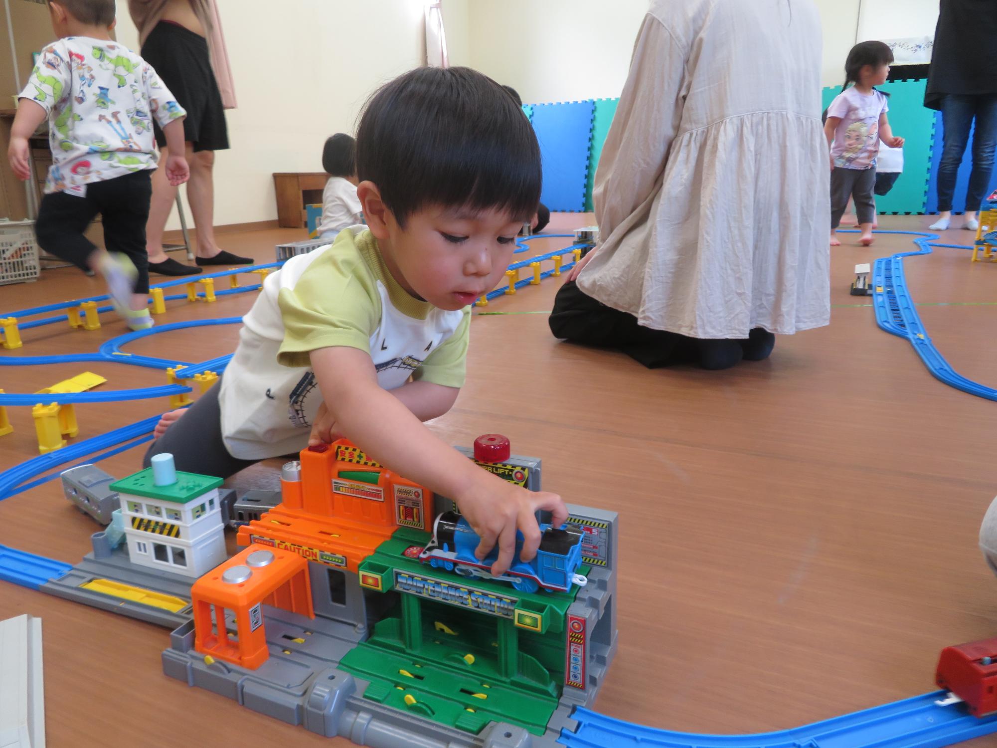 プラレールデーを楽しむ男の子
