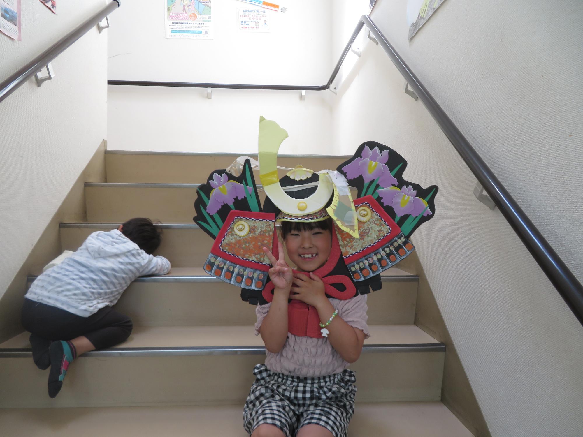 こどもの日の兜で記念写真