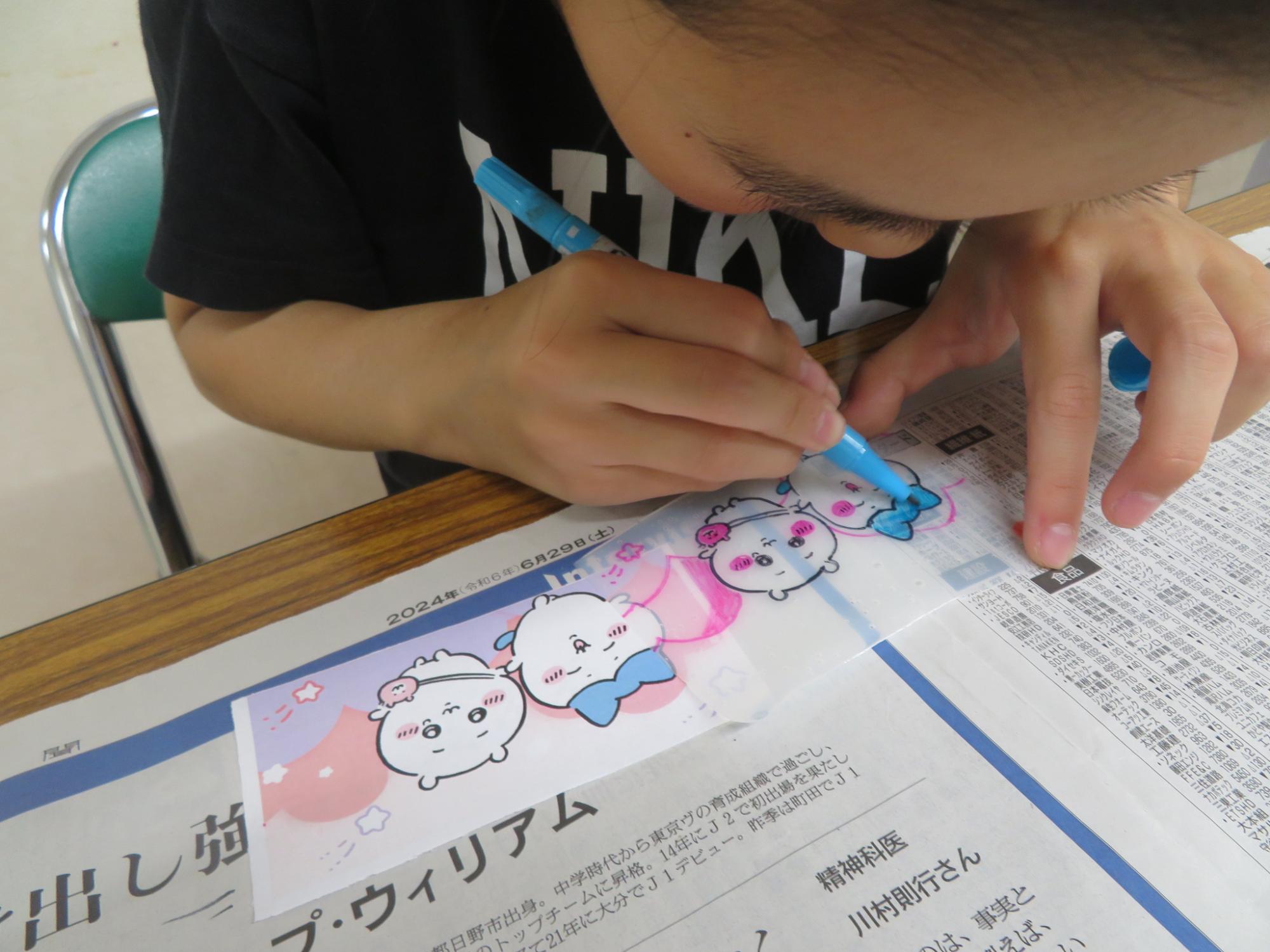 ぷにぷにシール制作中の小学生