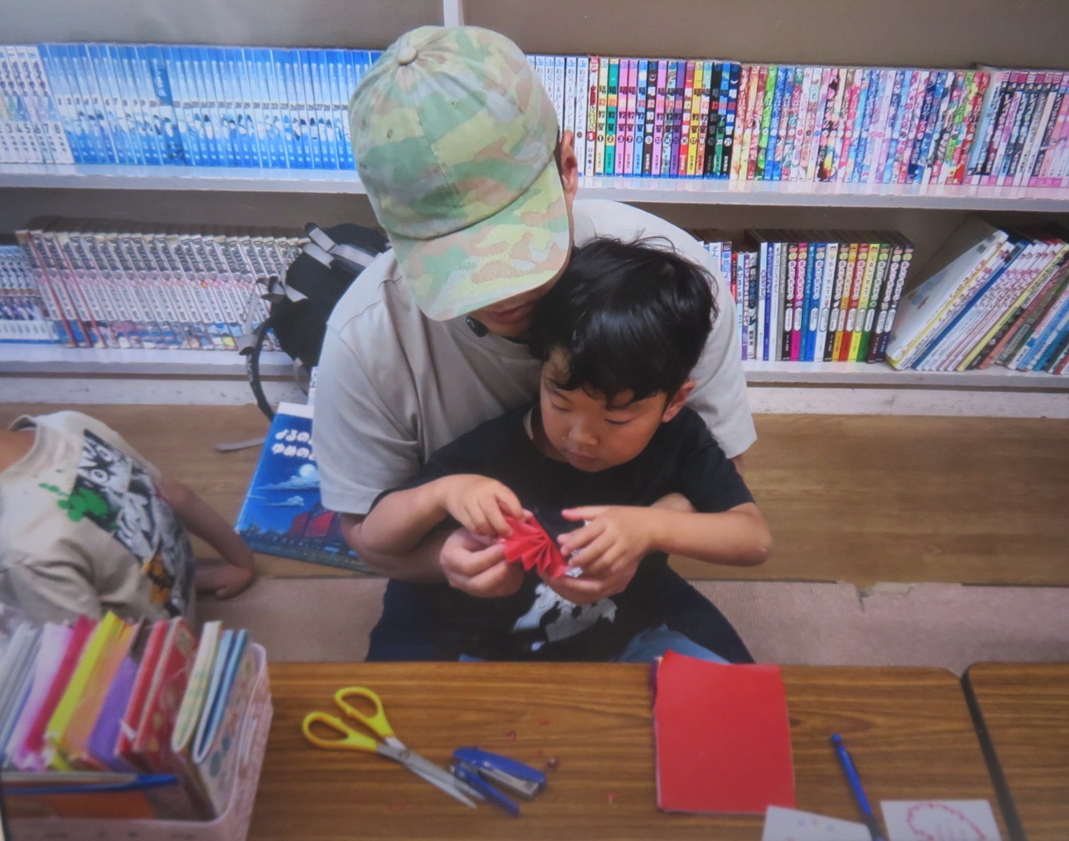 お父さんと工作をする様子