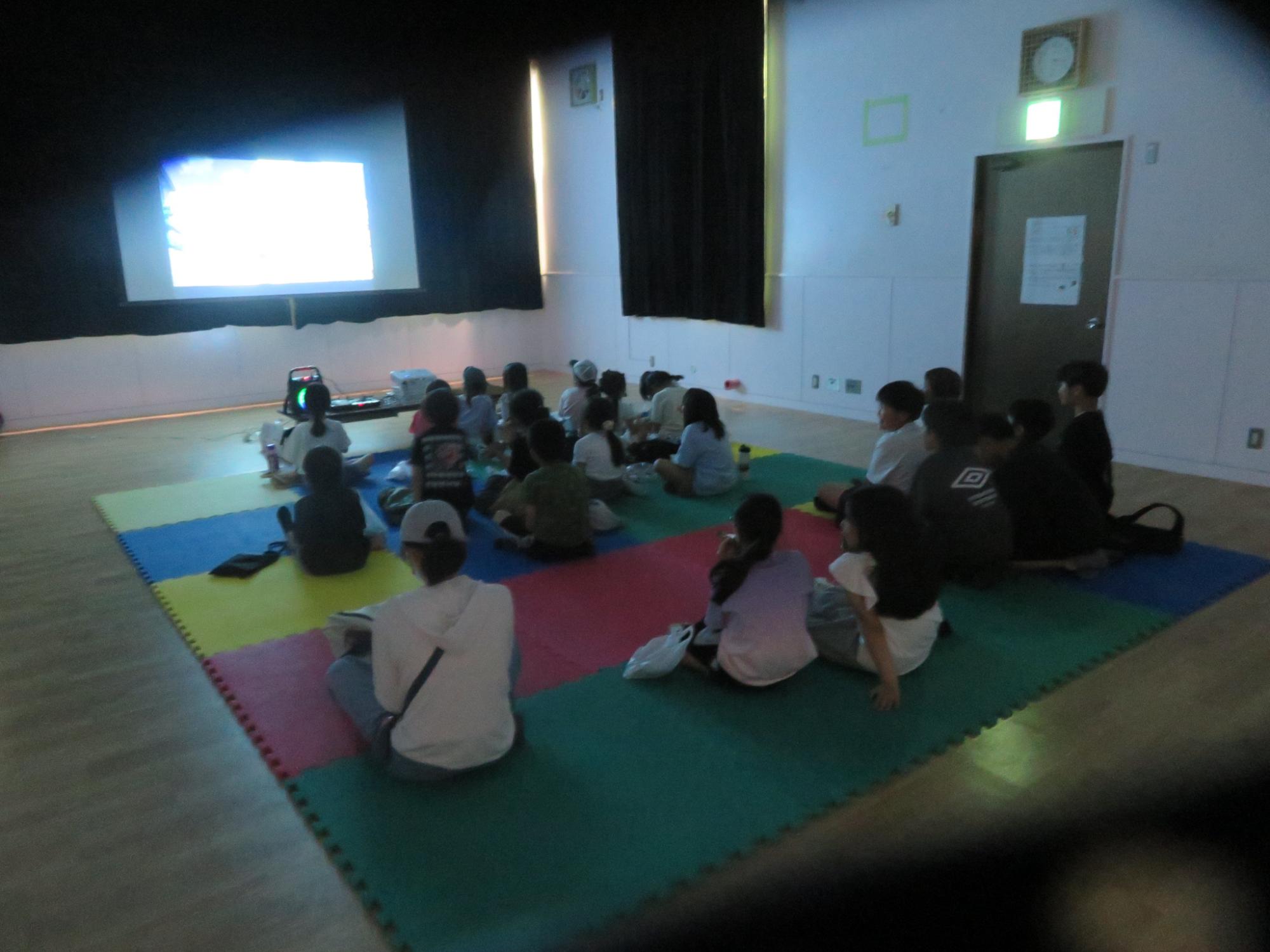 真剣に映画を見る様子