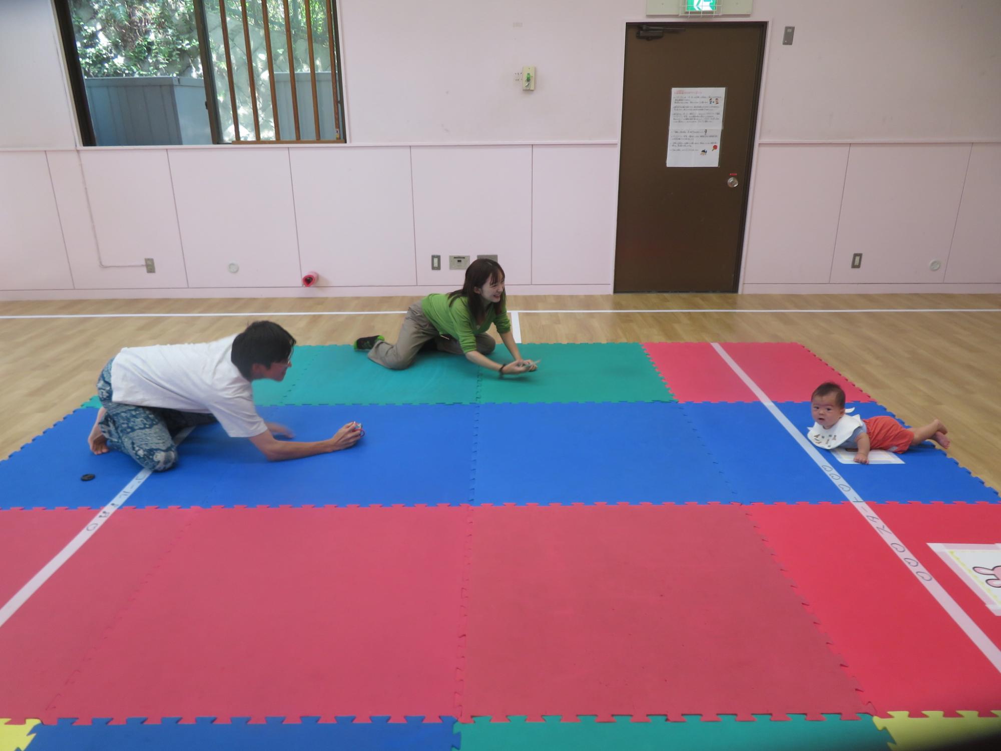 赤ちゃんハイハイ競争の様子1