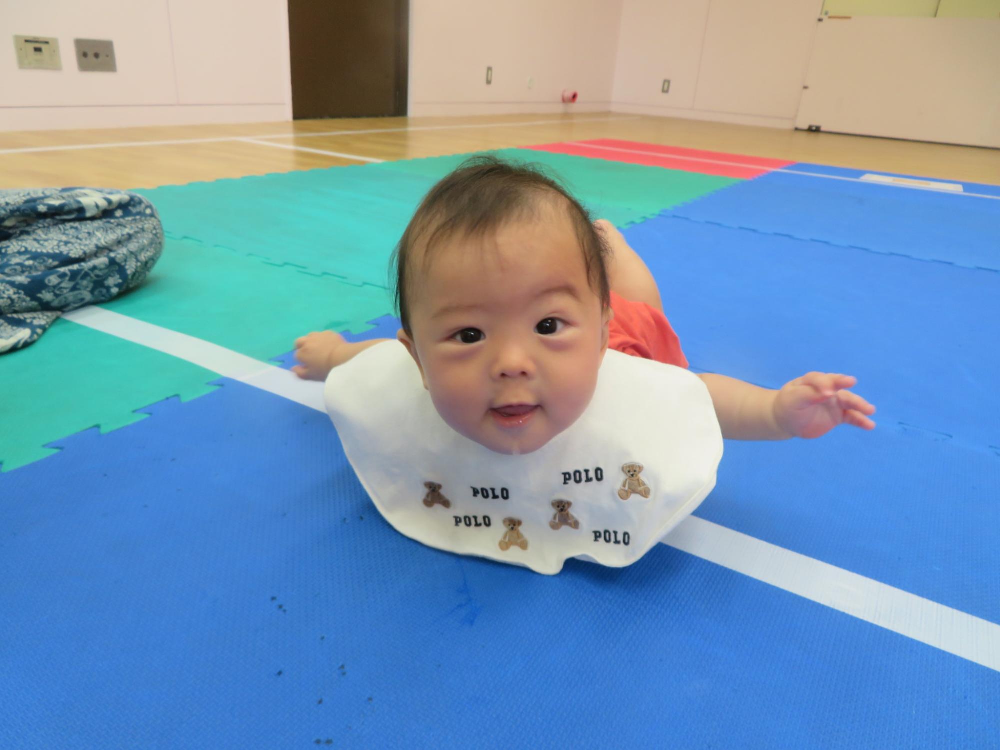 赤ちゃんハイハイ競争でゴールした赤ちゃん