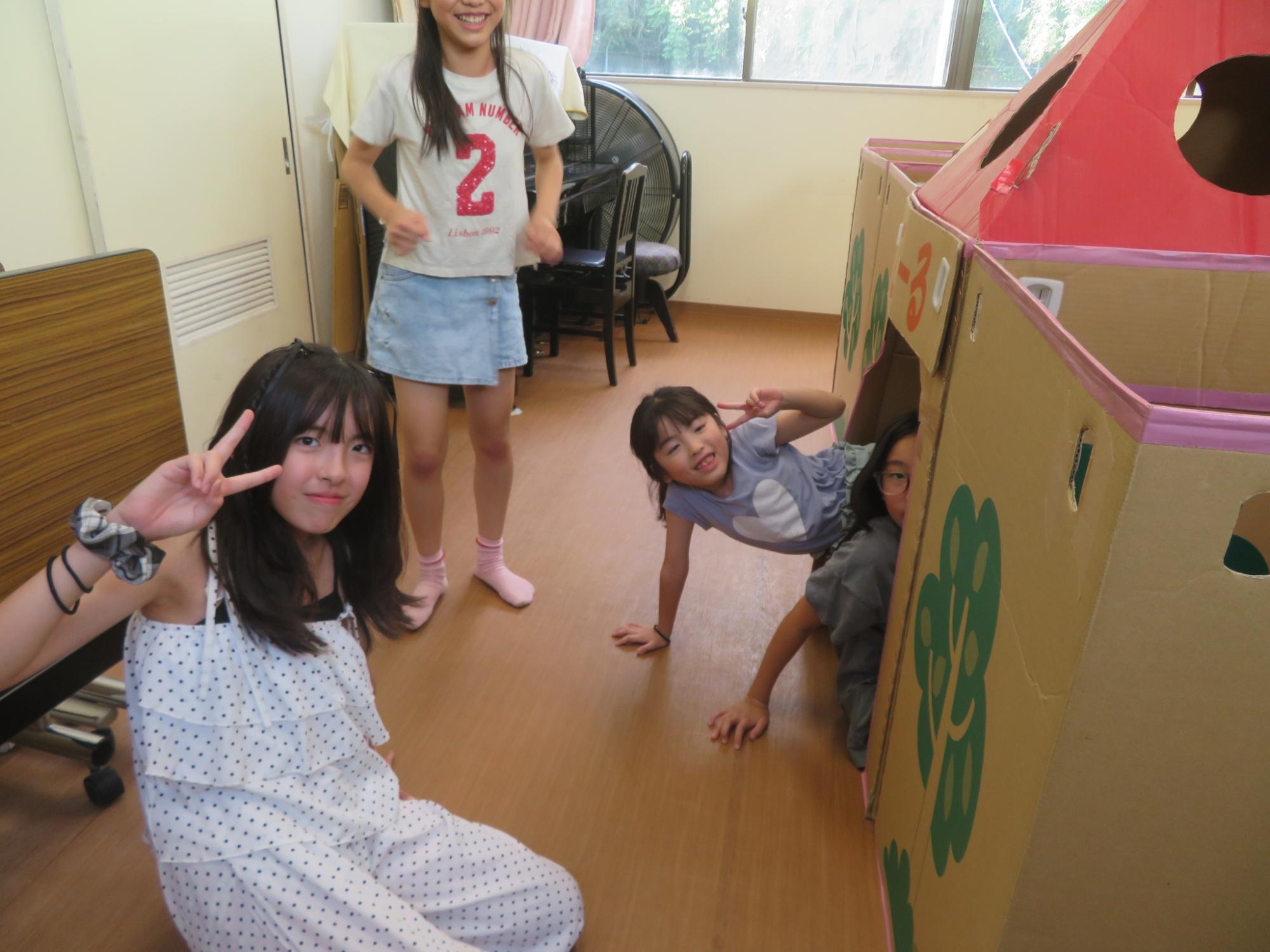ダンボール迷路でゴールした人たちの写真