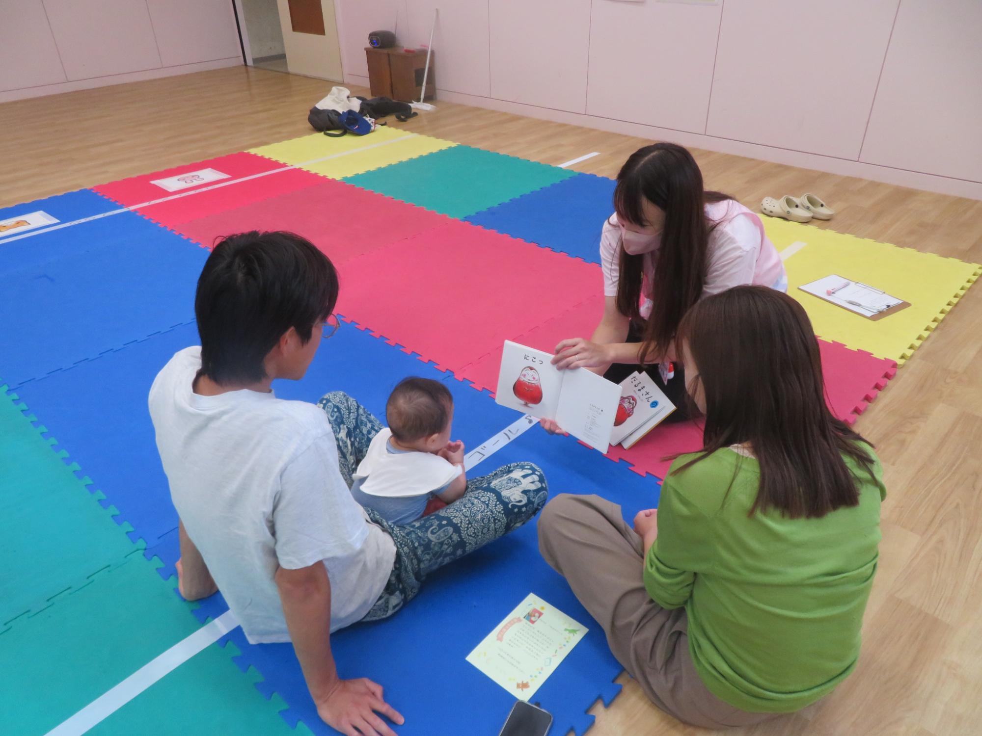 絵本の読み聞かせを楽しむ様子