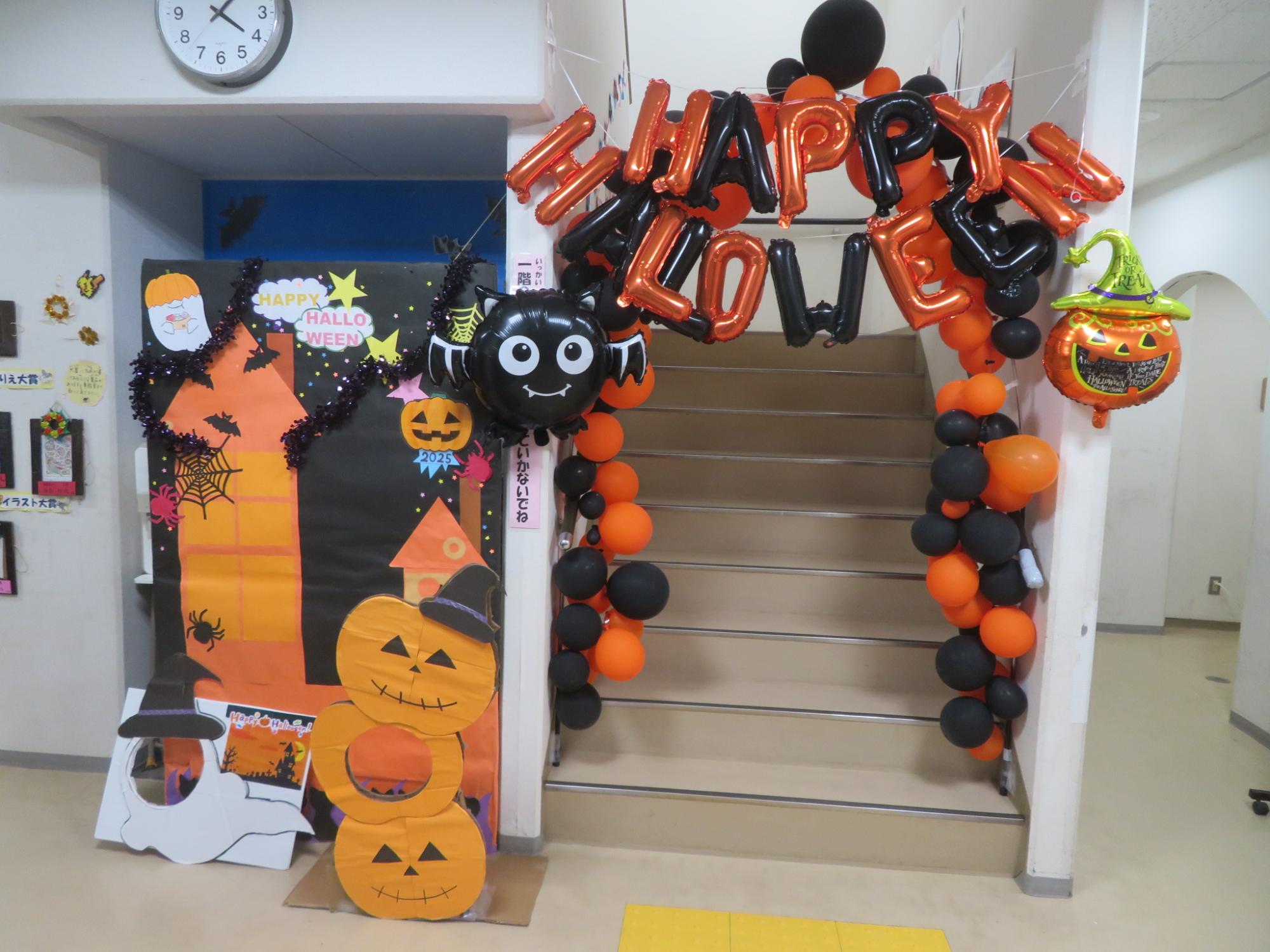 ハロウィンフォトスポットとバルーンアーチの写真