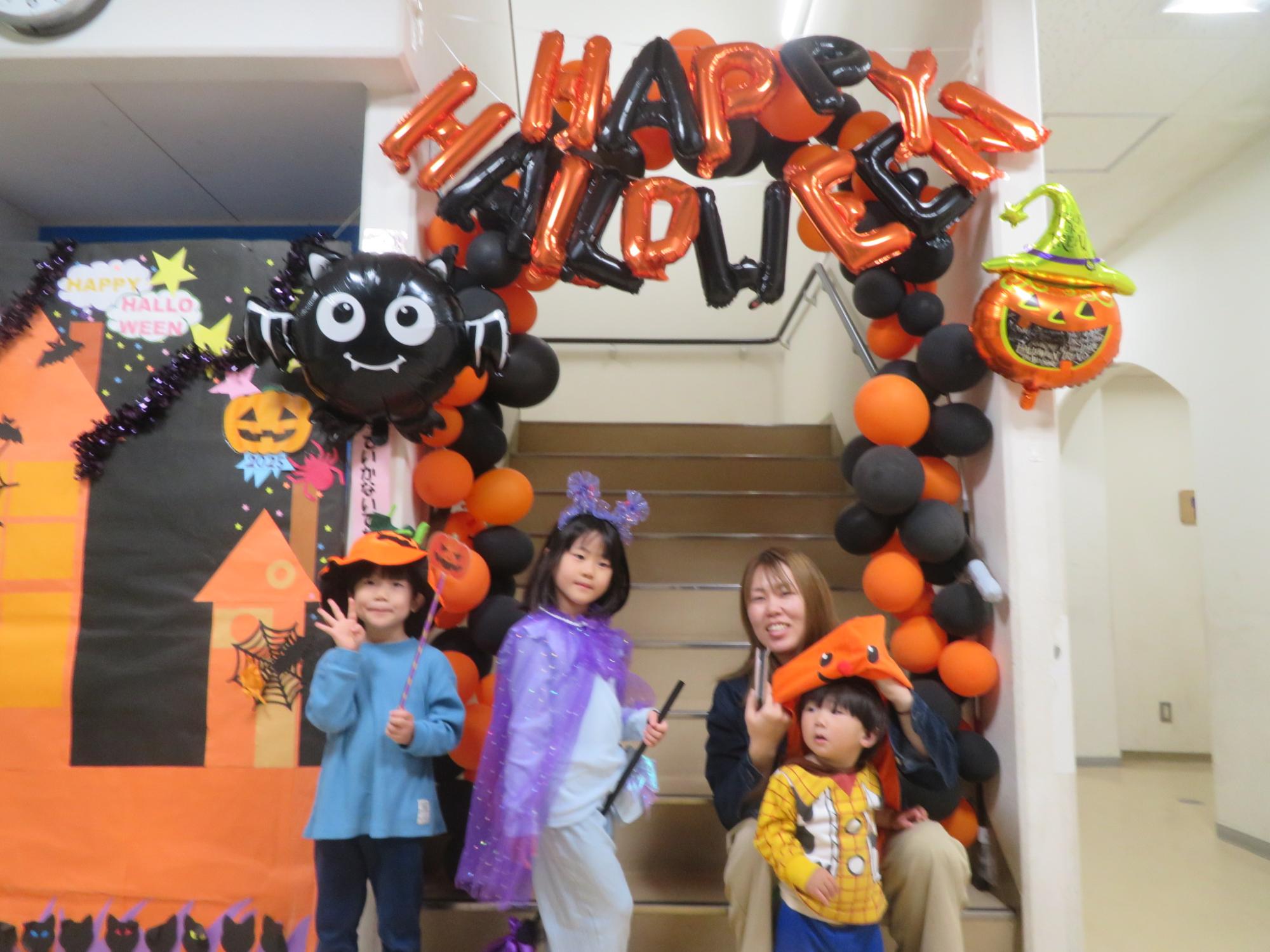 ハロウィンフォトスポットで記念撮影する家族の写真