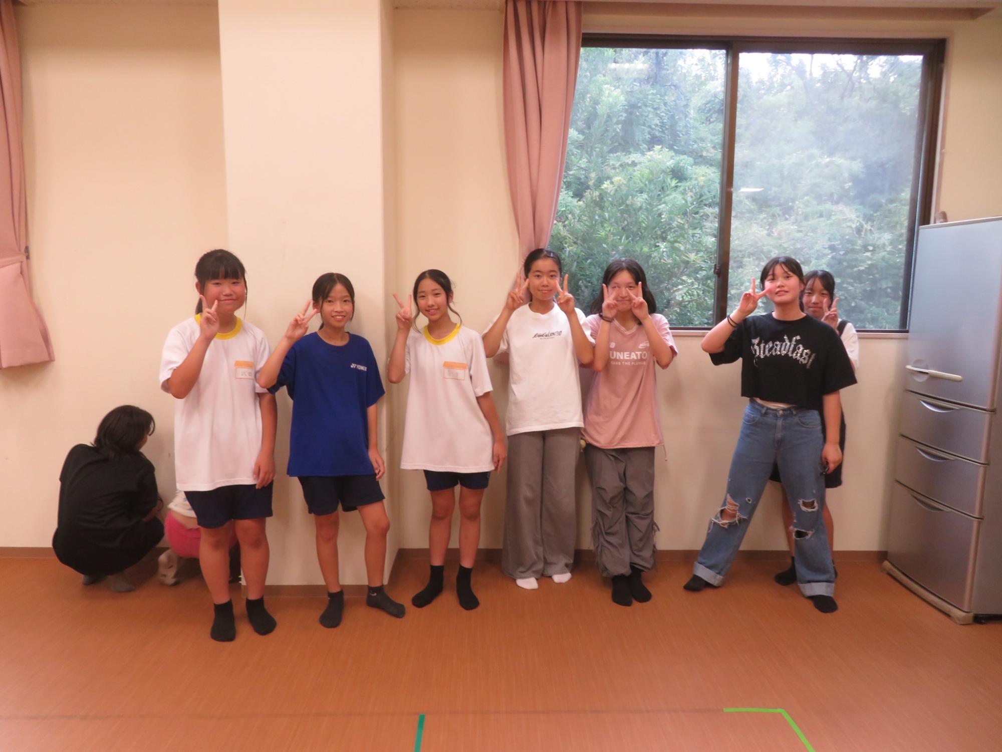 ボッチャをした中学生の集合写真