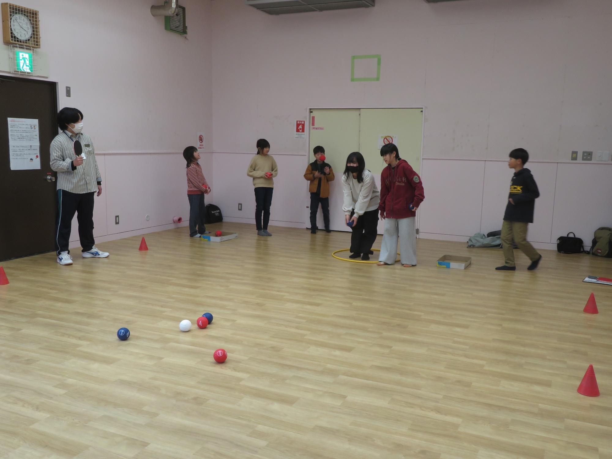 ボッチャを楽しむこども達の写真