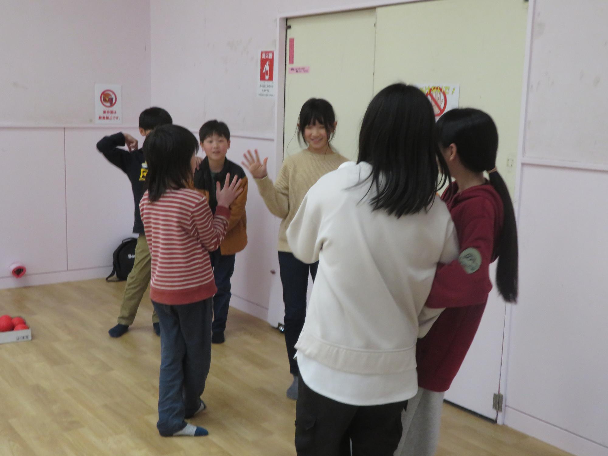 ジャンケンしてチーム分けをしている子どもたちの写真