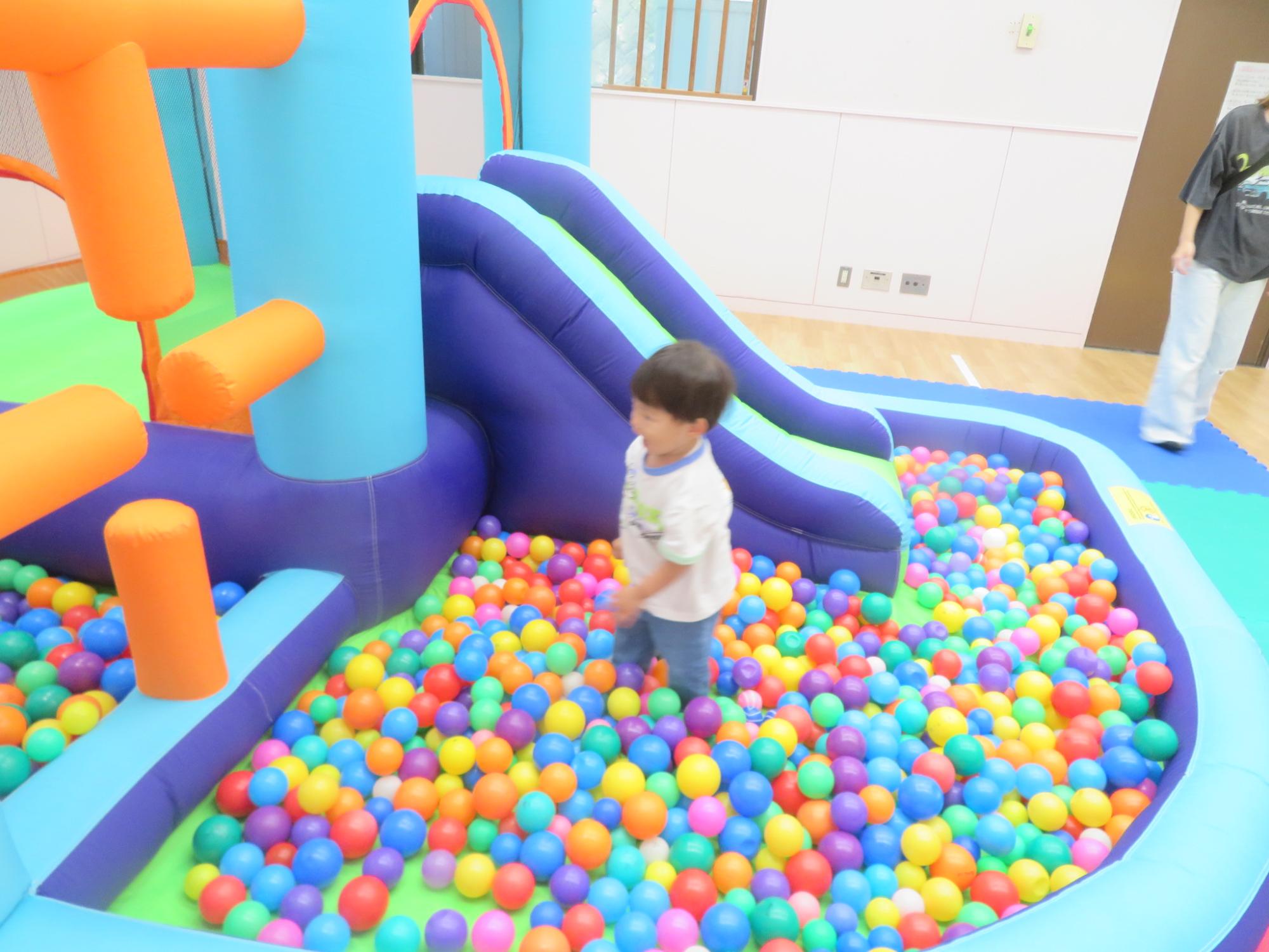 ボールプールを楽しむ子どもの様子