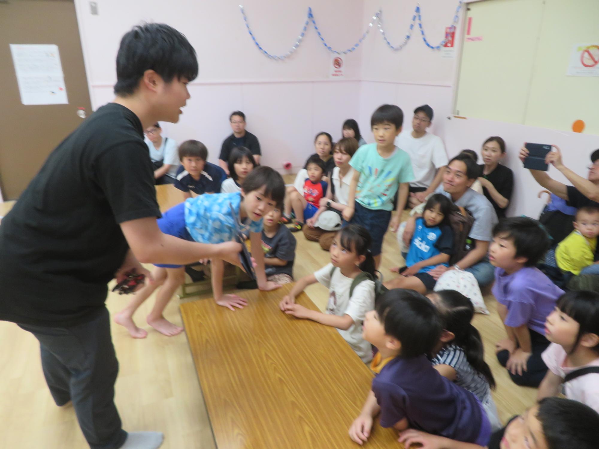 ドローンの説明を聞く子どもたち
