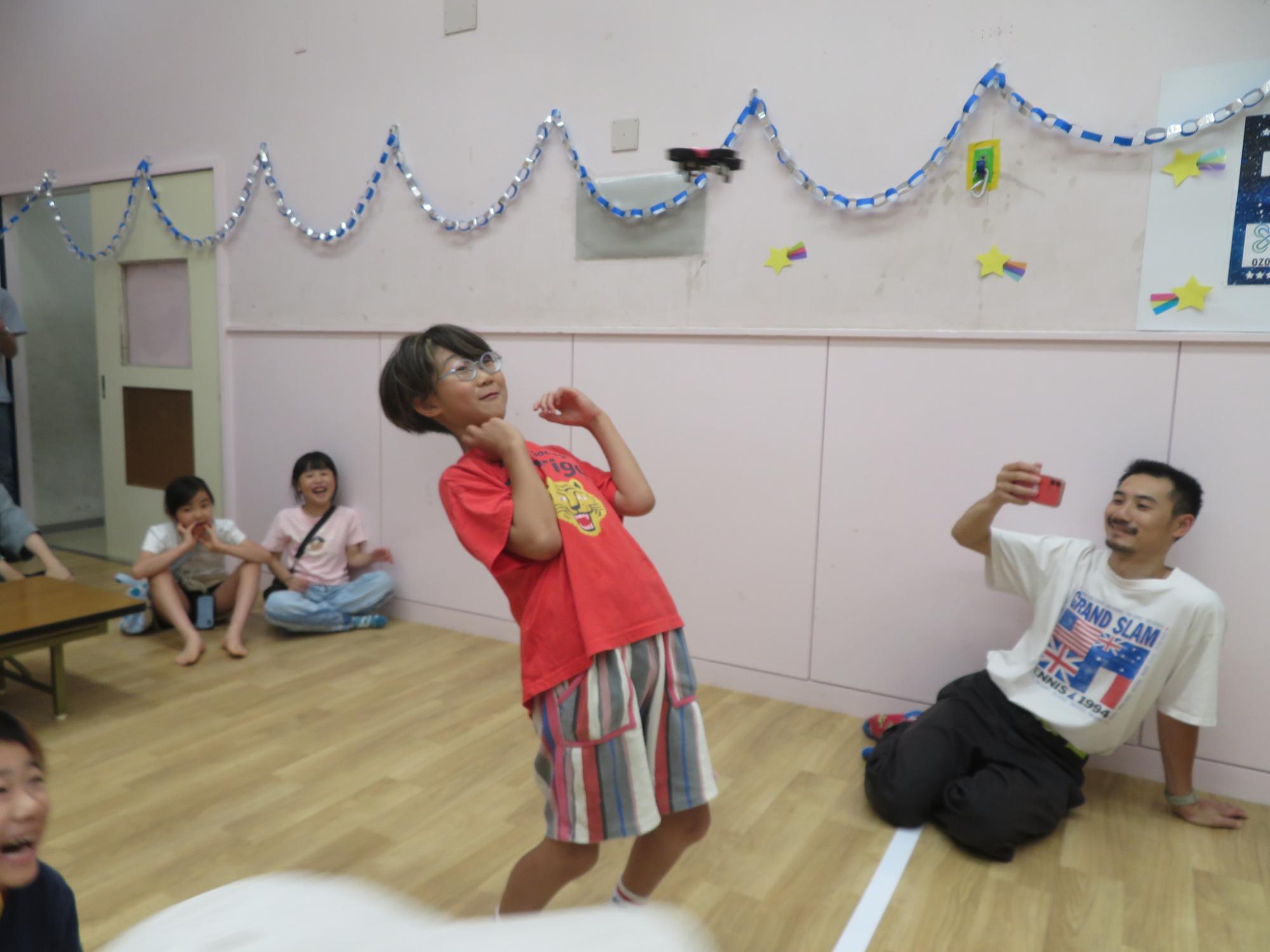 小型ドローンが飛んでいる様子