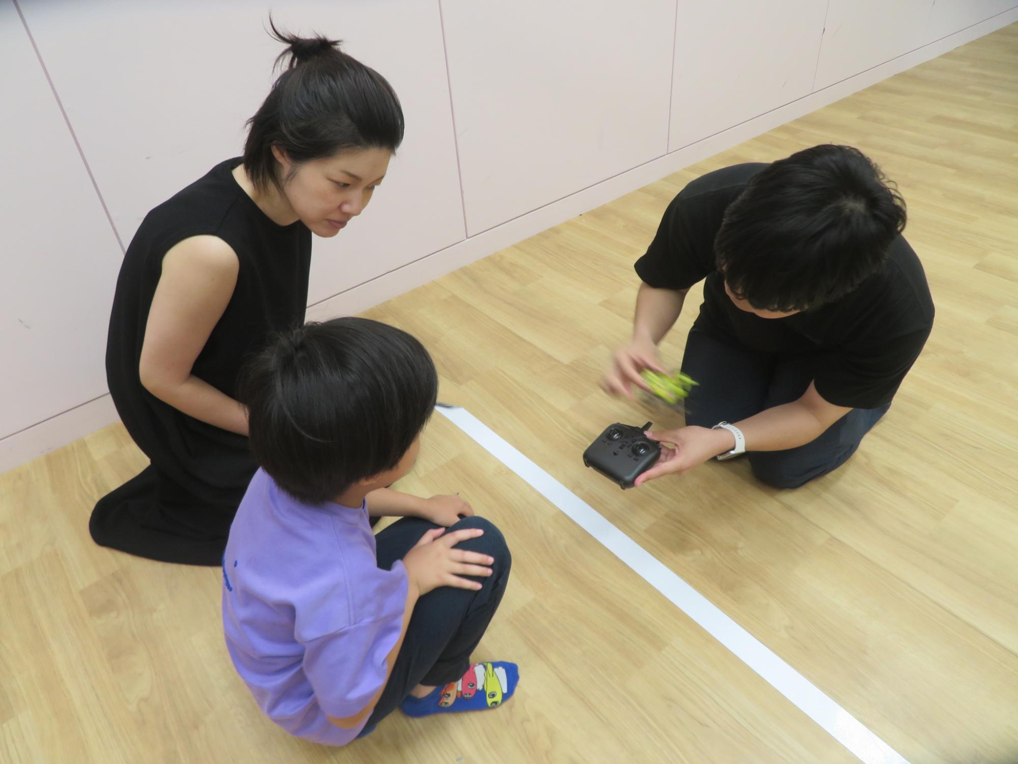 ドローンの起動方法を聞く様子